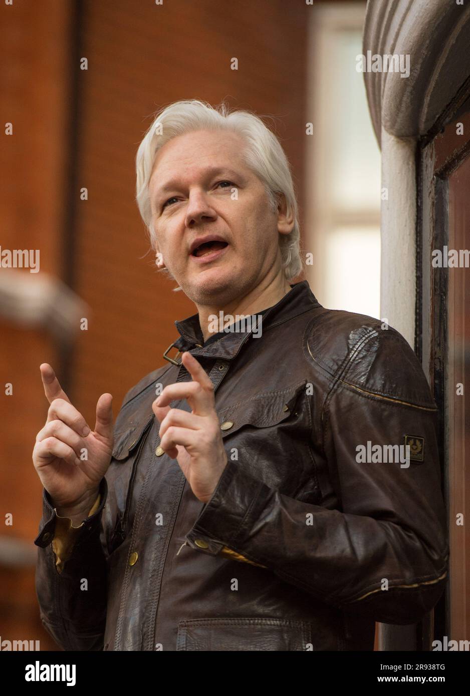 Aktenfoto vom 19.05/17, WikiLeaks-Gründer Julian Assange, spricht vom Balkon der ecuadorianischen Botschaft in London. Am Samstag wird ein Protest außerhalb des Parlaments stattfinden, um die Forderung nach Freilassung von Herrn Assange aus dem Gefängnis zu verstärken. Aktivisten und Anhänger werden durch Central London marschieren, während Assange vor der Auslieferung in die Vereinigten Staaten steht, wo er Angst hat, für den Rest seines Lebens inhaftiert zu werden. Ausgabedatum: Samstag, 24. Juni 2023. Stockfoto