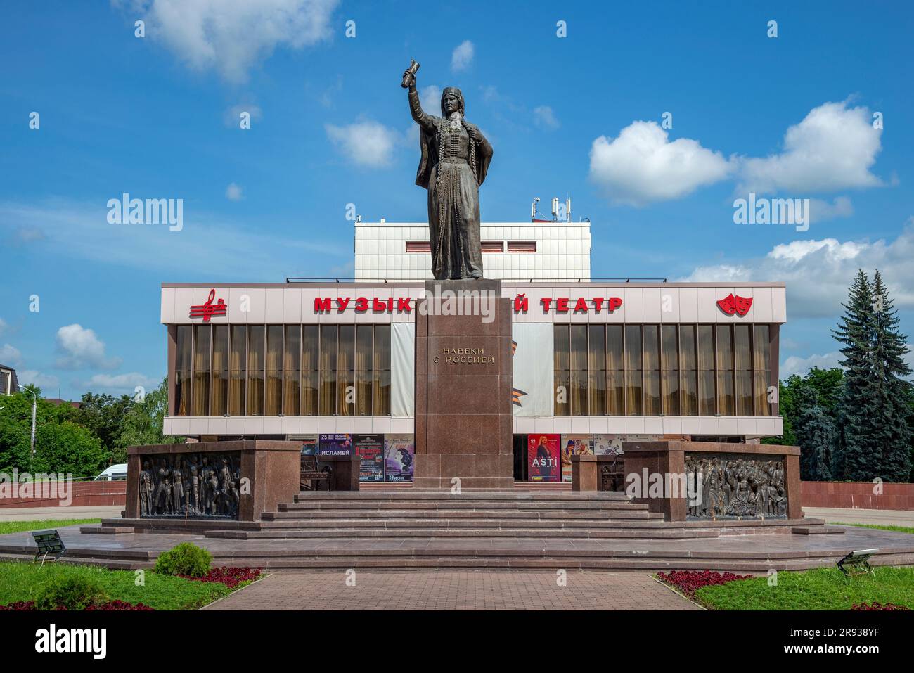 NALCHIK, RUSSLAND - 11. JUNI 2023: Denkmal für Königin Mary vor dem Hintergrund eines Musical-Theaters. Naltschik, Kabardino-Balkaria Stockfoto