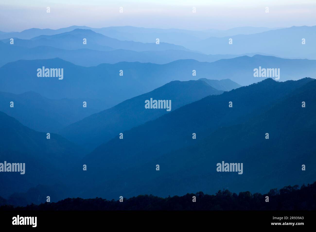 Ishizuchi Blick auf die Berge auf der Tosa-Seite vom Gipfel des Mount Misen Stockfoto