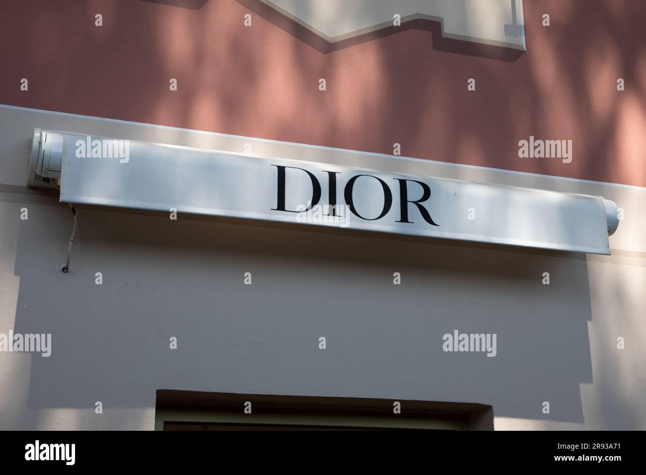 Bordeaux , Aquitaine Frankreich - 06 22 2023 : Christian Dior Logo Eingangsschild Wand der Modebekleidungsindustrie Fassade des Einzelhandelsgeschäfts Stockfoto