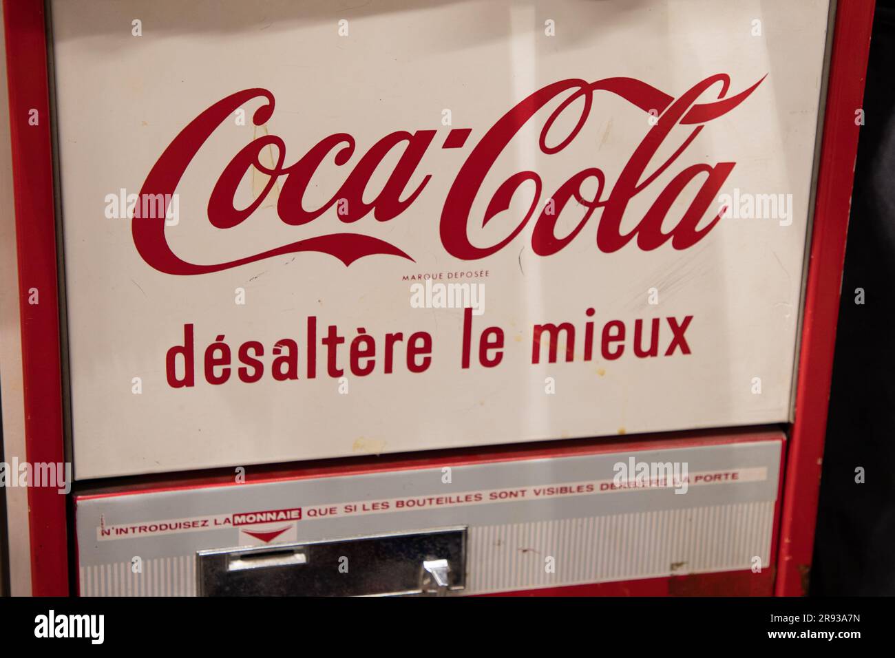 lyon , Frankreich - 06 16 2023 : Coca-Cola-Logo und rote Textmarke auf dem alten französischen Verkaufsautomaten, Kühlschrank, Café mit frischen Getränken Stockfoto