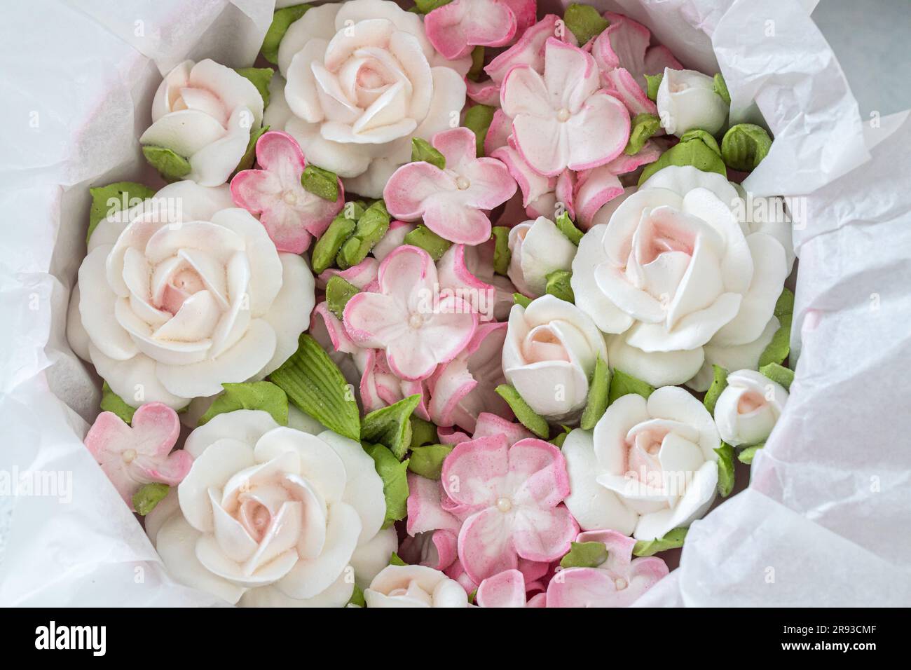 Zephyr-Blumenstrauß in einer Geschenkbox auf hellem Hintergrund. Stockfoto