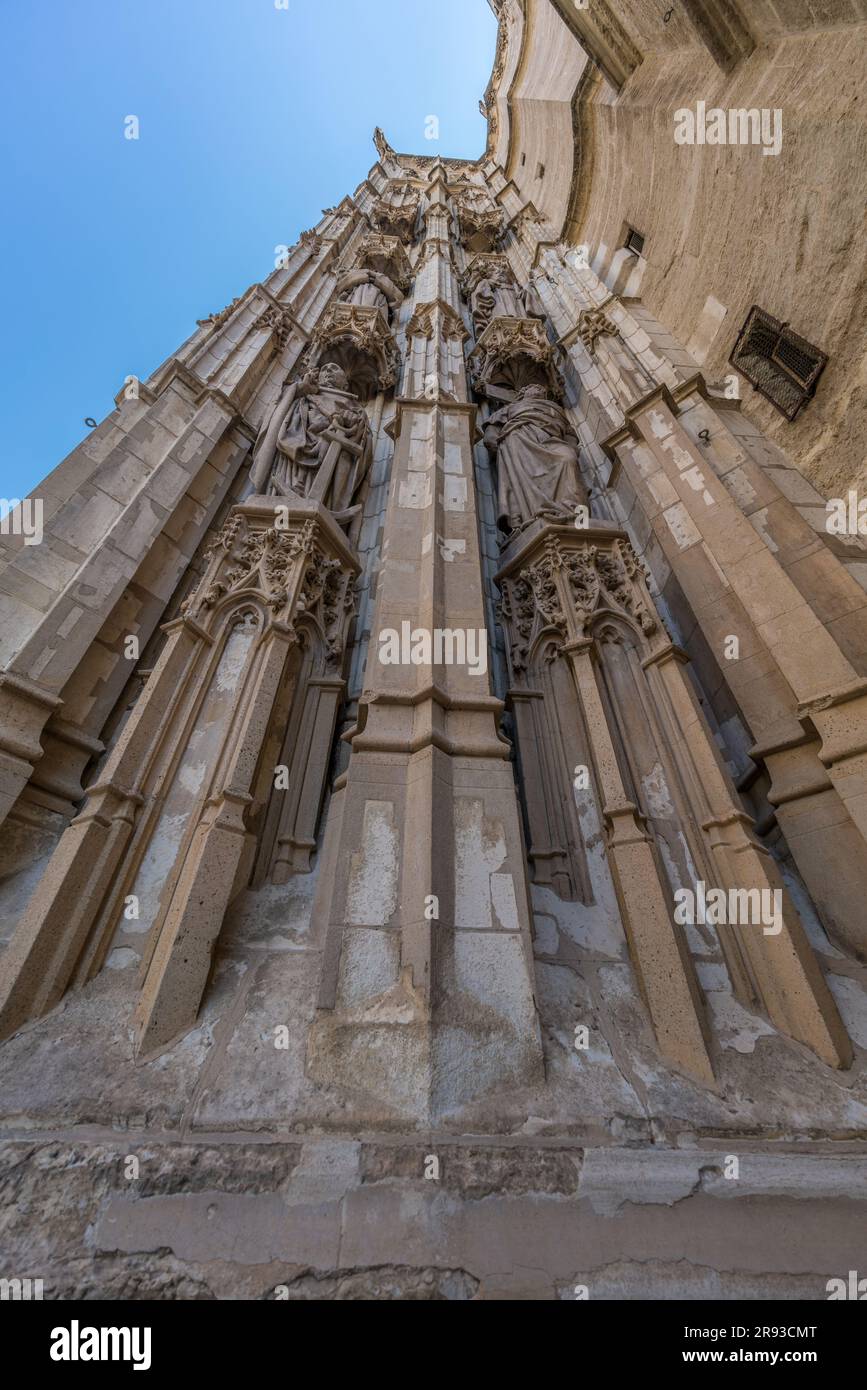 Sevilla, Spanien - 14. Juni 2023 : Seitenansicht der puerta de la asuncion. Kathedrale von Sevilla (Catedral de Sevilla). Stockfoto