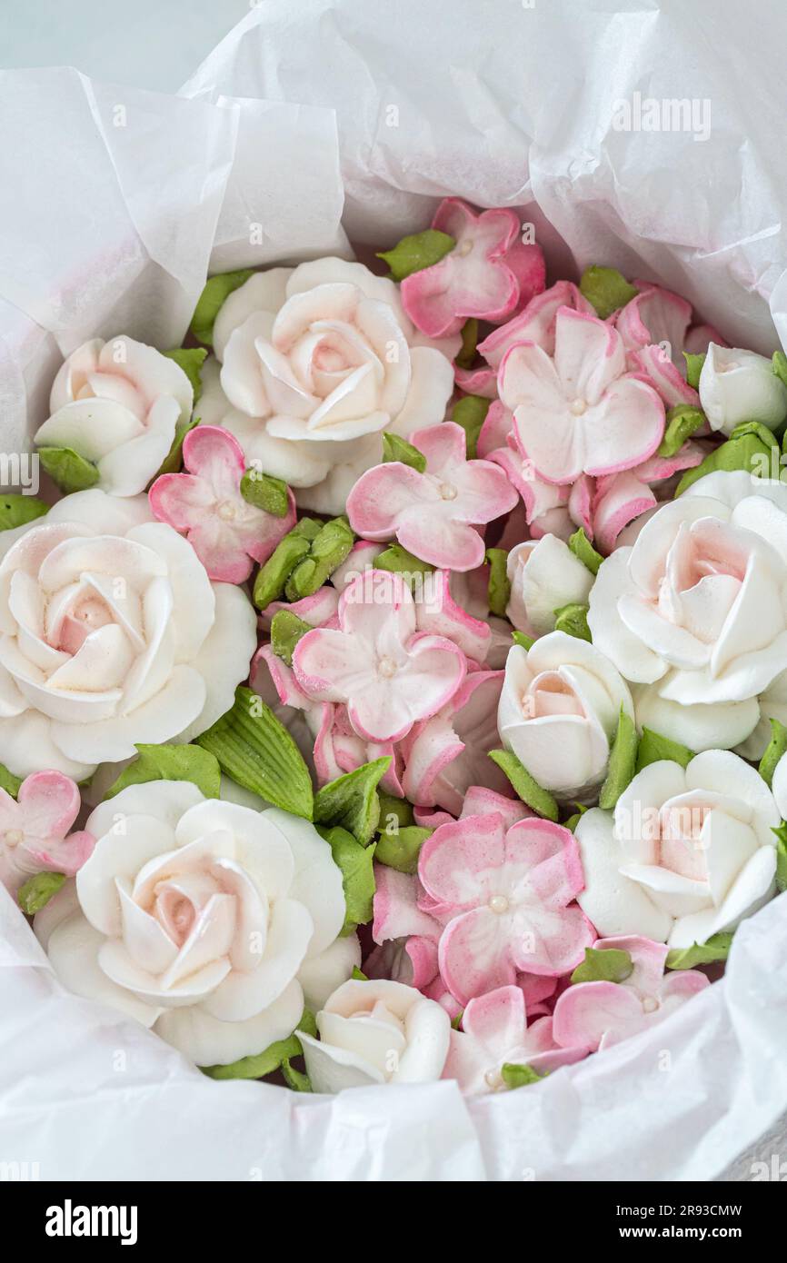 Zephyr-Blumenstrauß in einer Geschenkbox auf hellem Hintergrund. Stockfoto