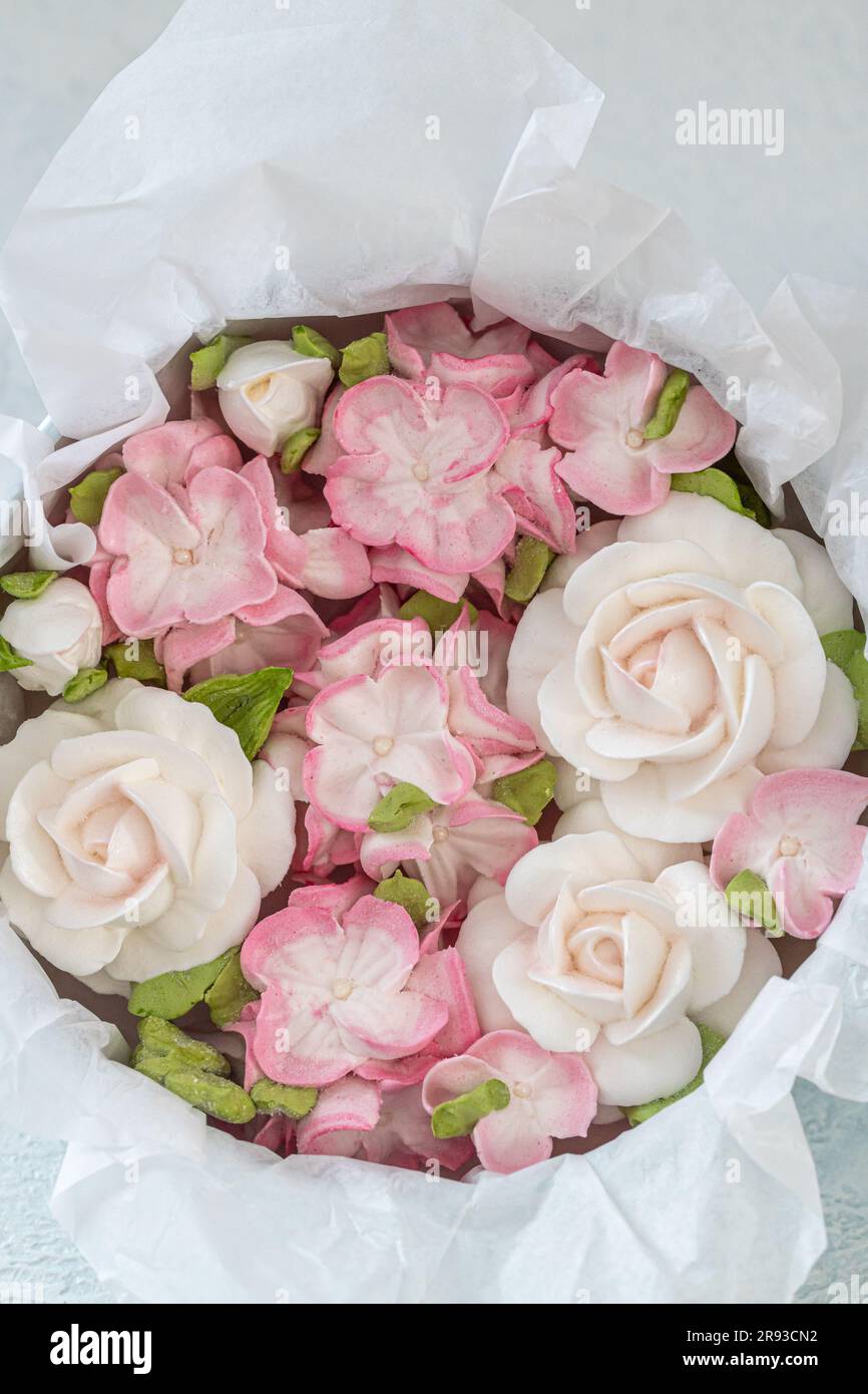 Zephyr-Blumenstrauß in einer Geschenkbox auf hellem Hintergrund. Stockfoto