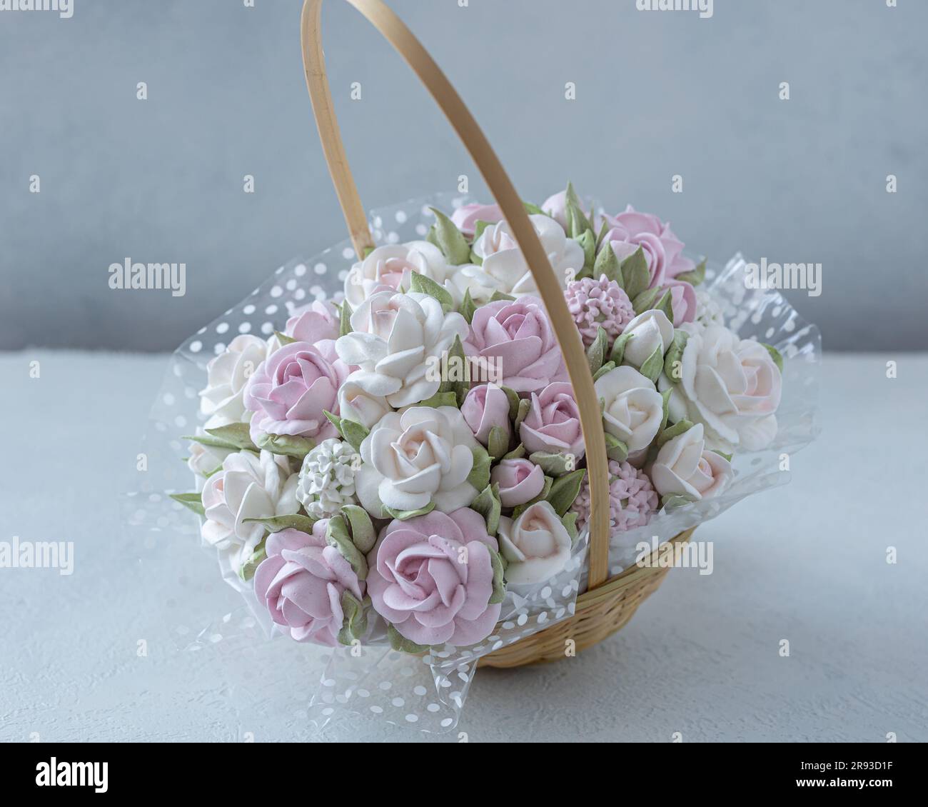Zephyr-Blumenstrauß in einer Geschenkbox auf hellem Hintergrund. Stockfoto
