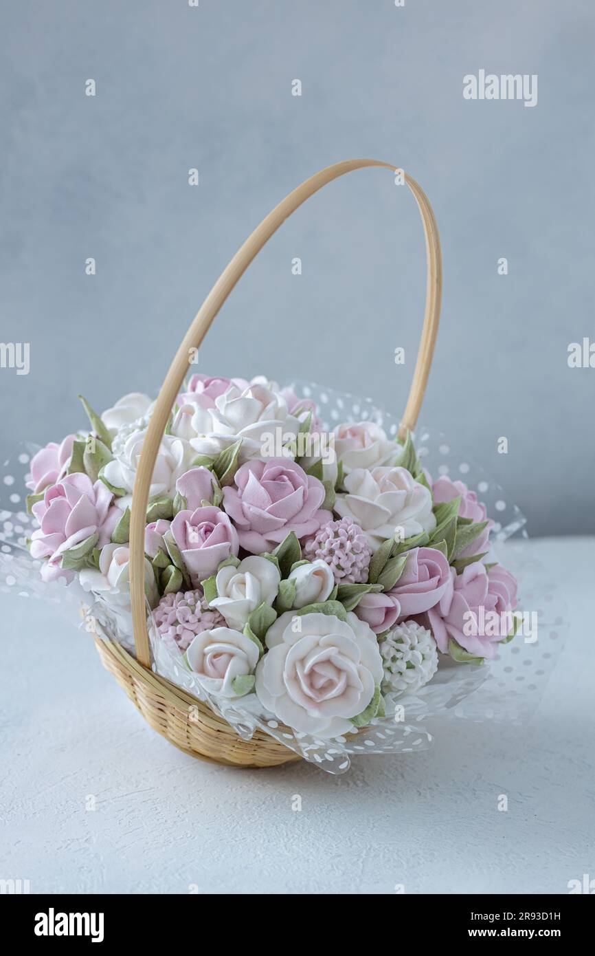 Zephyr-Blumenstrauß in einer Geschenkbox auf hellem Hintergrund. Stockfoto