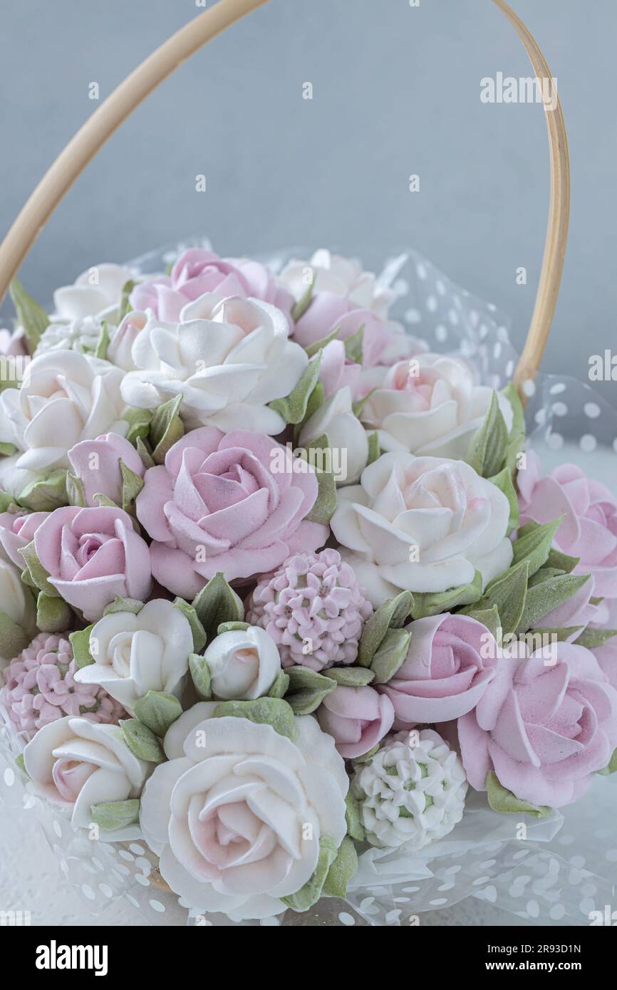 Zephyr-Blumenstrauß in einer Geschenkbox auf hellem Hintergrund. Stockfoto