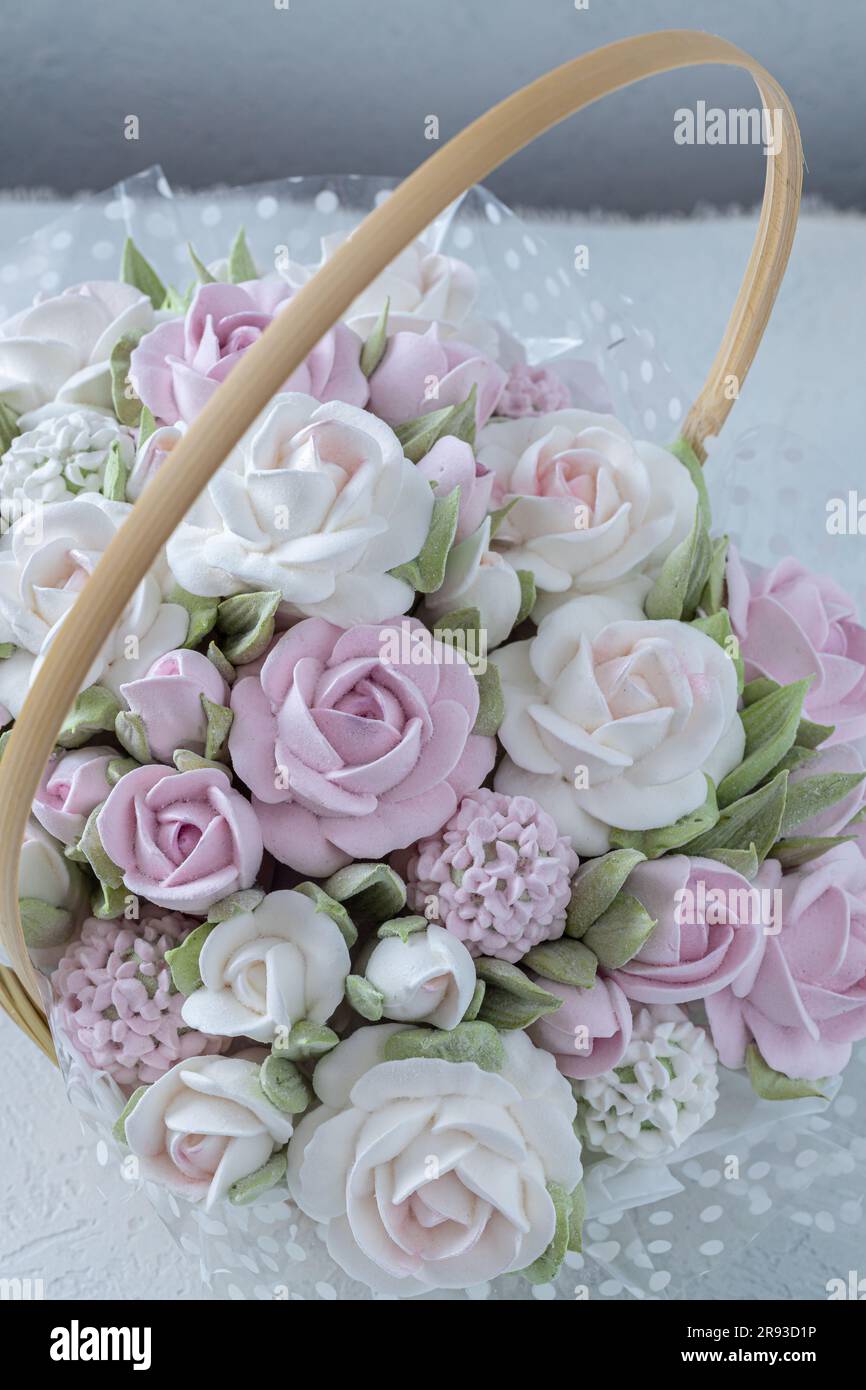 Zephyr-Blumenstrauß in einer Geschenkbox auf hellem Hintergrund. Stockfoto