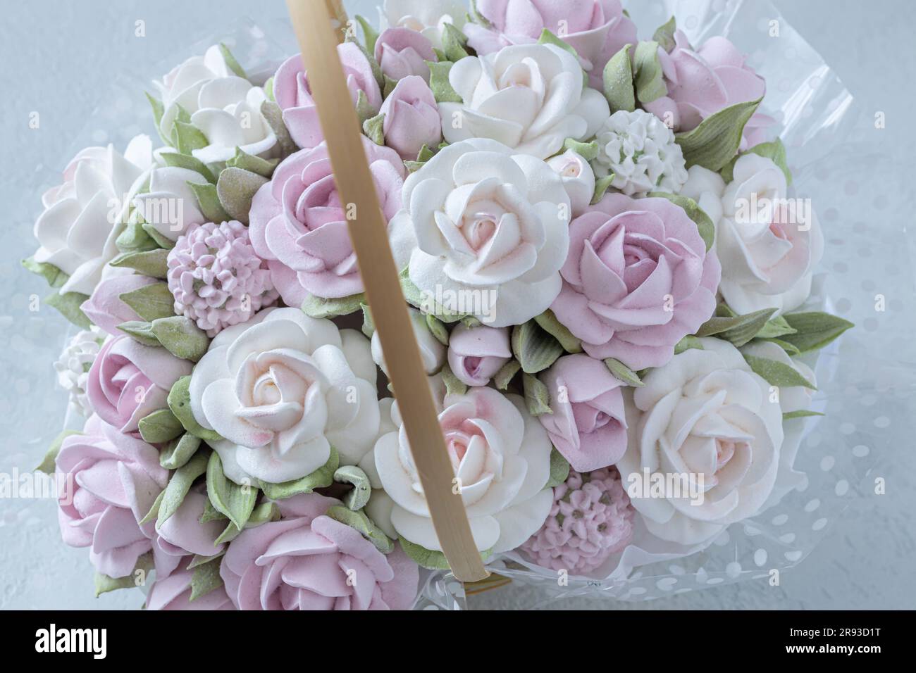 Zephyr-Blumenstrauß in einer Geschenkbox auf hellem Hintergrund. Stockfoto