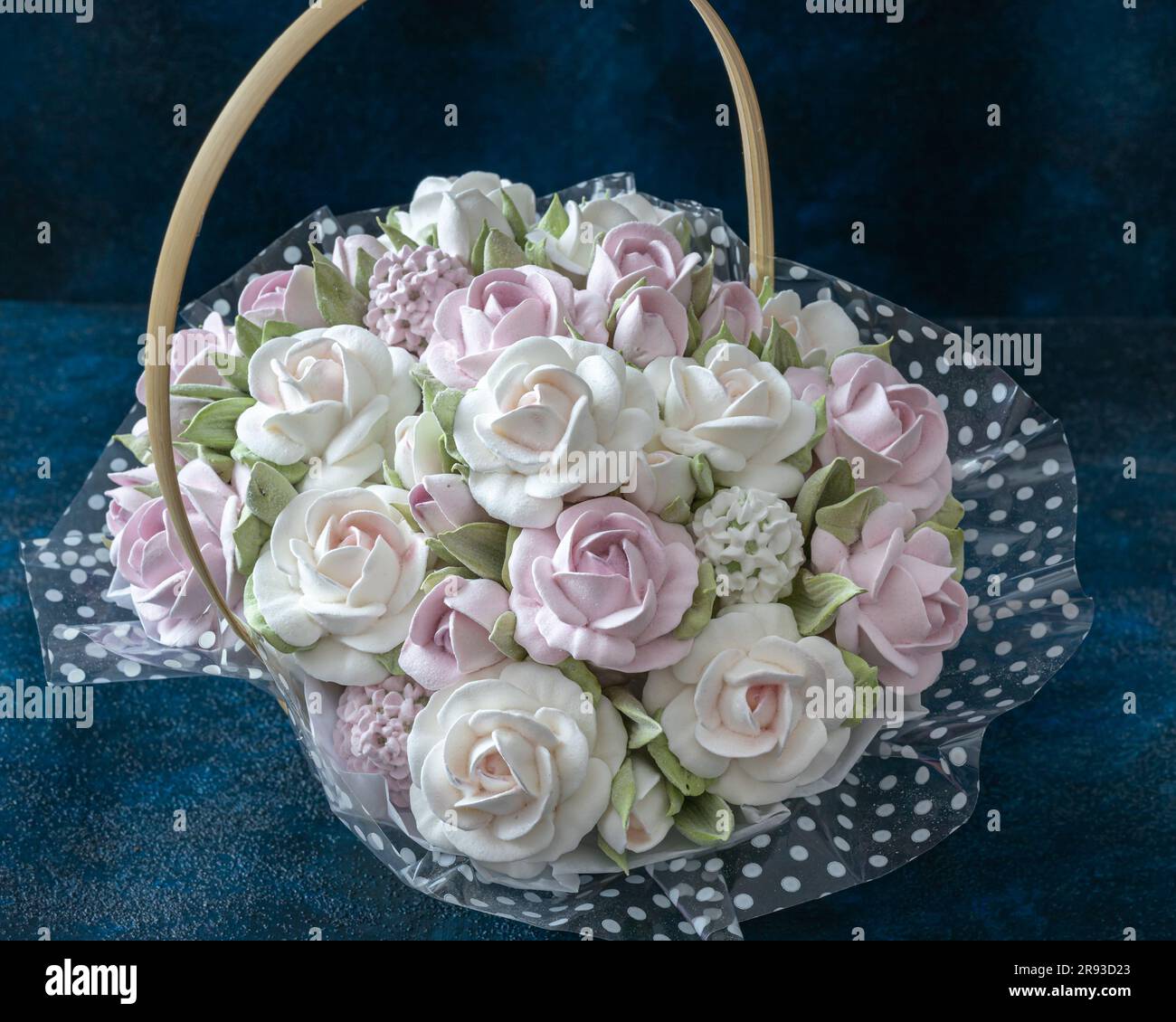 Zephyr-Blumenstrauß in einer Geschenkbox auf blauem Hintergrund. Stockfoto