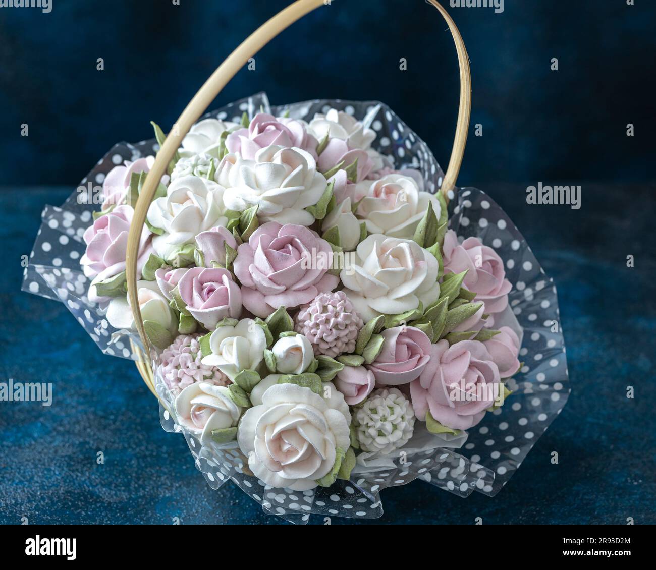Zephyr-Blumenstrauß in einer Geschenkbox auf blauem Hintergrund. Stockfoto