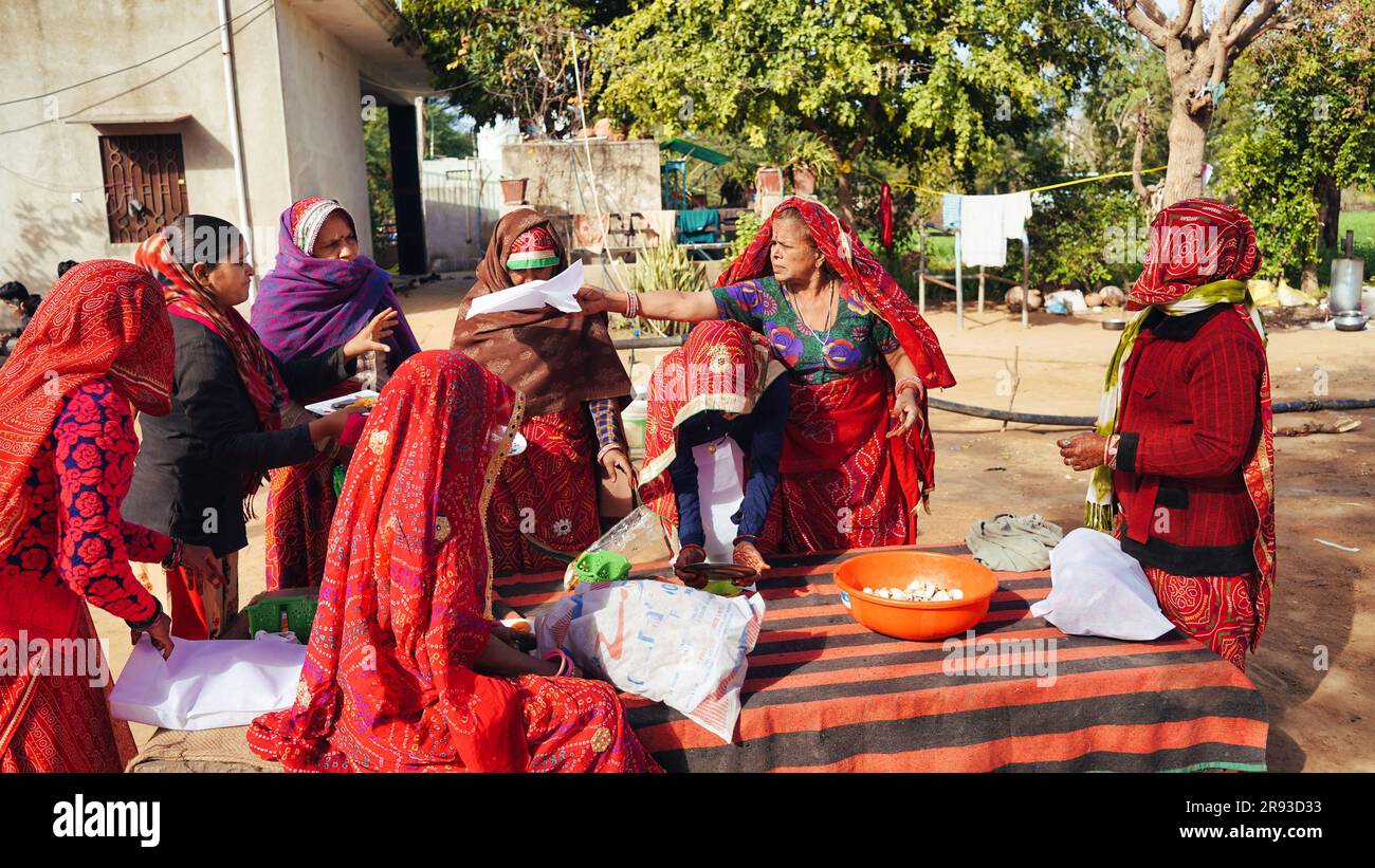 Eine Indianerin, die ein Geschenk von ihrer Großmutter auf Diwali bekommt. Tolle indische Festivalsaison. Stockfoto