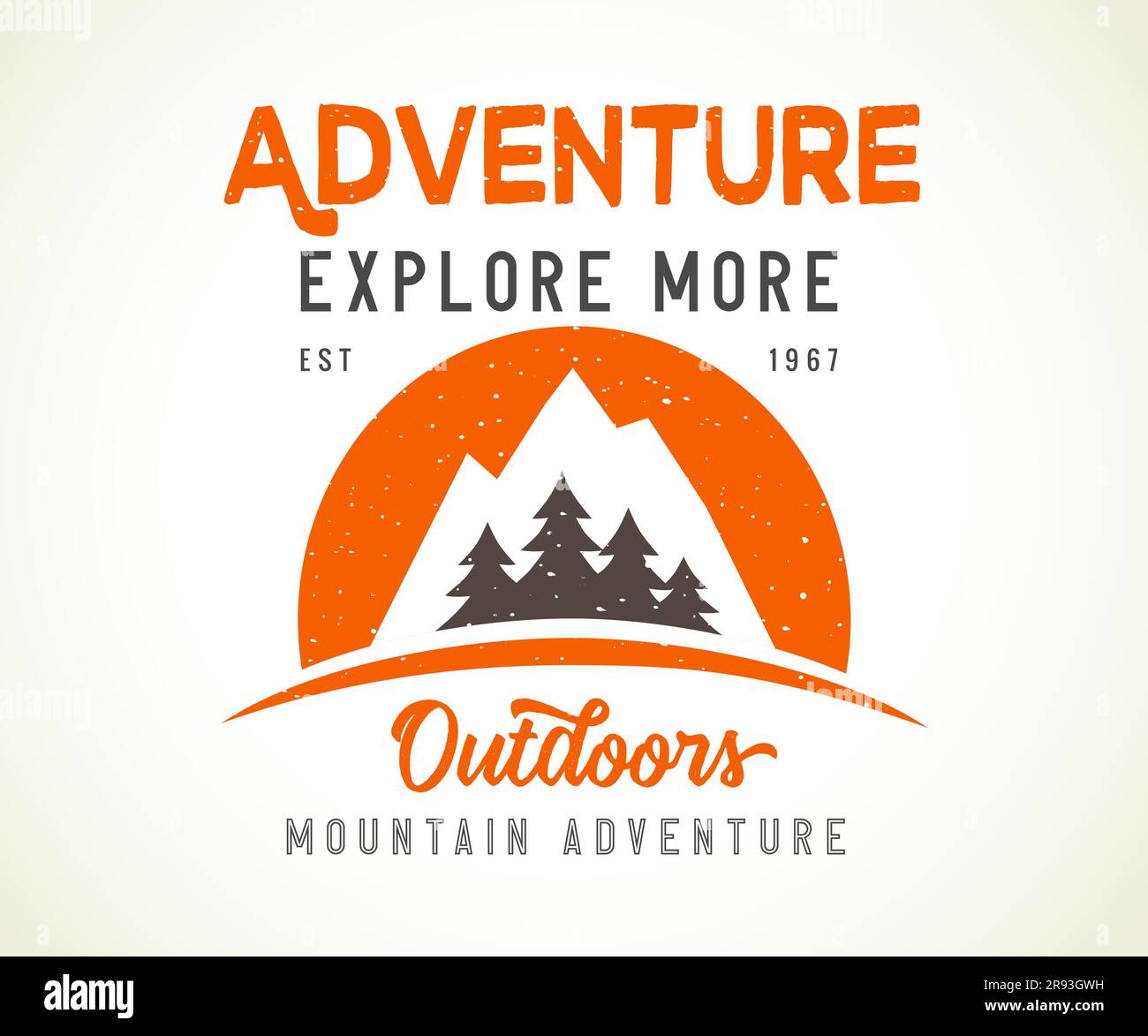 Abenteuer Entdecken Sie mehr, Vintage-Design für T-Shirts. Berge auf der Sonne mit Kiefernholz, Camp-Logo. Retro-Vektordarstellung Stock Vektor