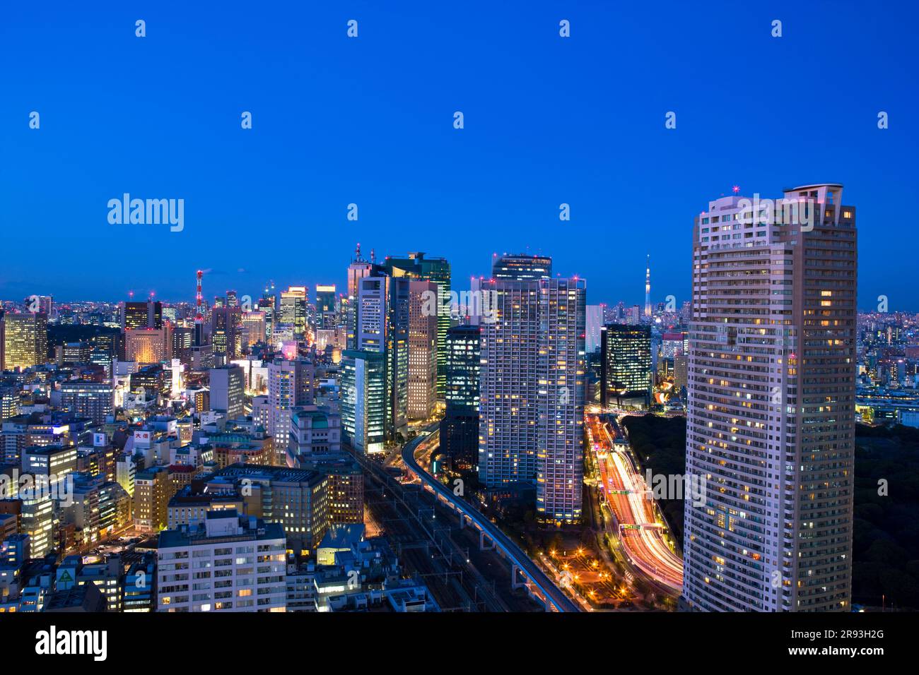 Shiodome und Tokyo Sky Tree bei Nacht Stockfoto