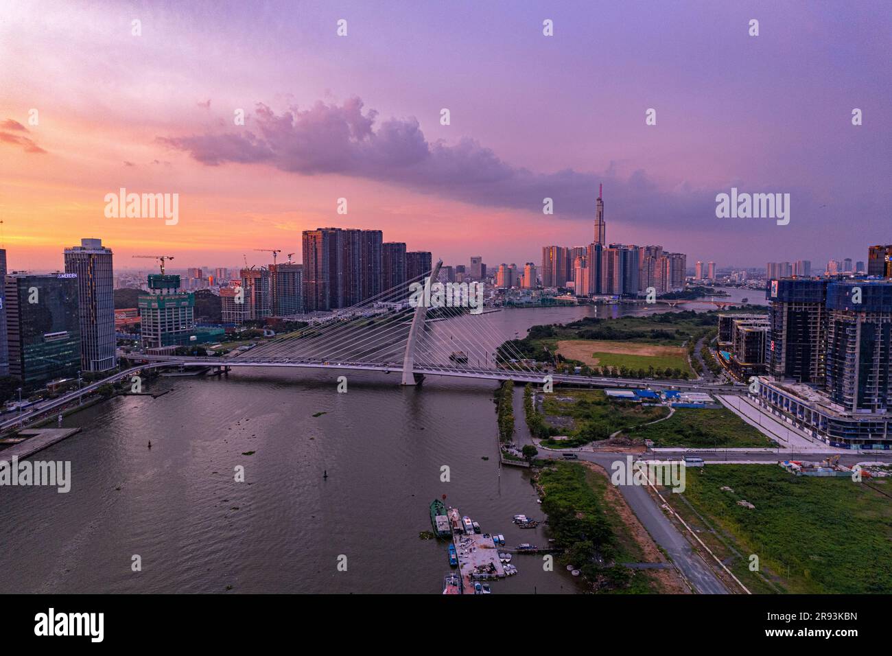 Sonnenuntergang am Saigon River, Ho-Chi-Minh-Stadt Vietnam. Foto aufgenommen am Juni 2023. Stockfoto