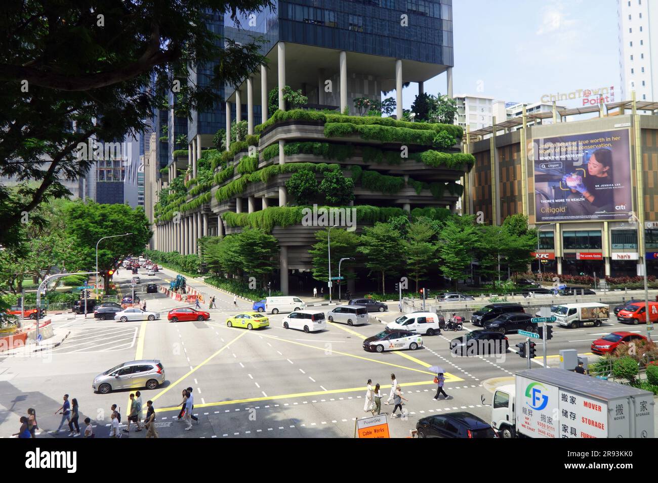 Geschäftige Kreuzung unter dem Pickering Hotel im Zentrum von Singapur. Kein MR oder PR Stockfoto