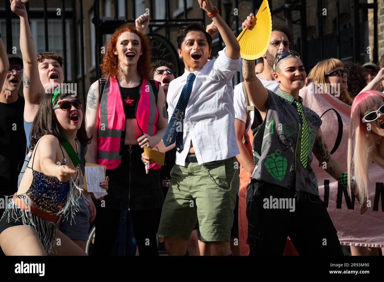 London, Großbritannien. 23. Juni 2023. Aktivisten von Fossil Free Pride protestieren vor der LGBT Awards-Zeremonie in der Brauerei in London lebhaft gegen die Unterstützung der Preise durch Unternehmenssponsoren. Anfang dieser Woche haben die Organisatoren die Ölgesellschaften Shell und BP fallen gelassen, nachdem mehrere prominente Gäste angekündigt hatten, dass sie nicht an Auszeichnungen teilnehmen würden, die von Aktivisten als „Klimaschutzkriminelle“ bezeichnet werden. Kredit: Ron Fassbender/Alamy Live News Stockfoto