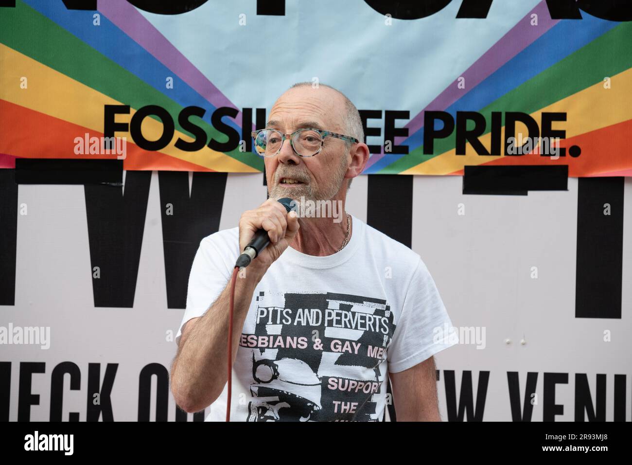 London, Großbritannien. 23. Juni 2023. Ein Redner der Solidaritätsgruppe „Lesbians and Gay Support the Miners“ aus den 1980er Jahren spricht Aktivisten von Fossil Free Pride während eines lebhaften Protests außerhalb der LGBT Awards-Zeremonie in der Brauerei in der Stadt London gegen die Unterstützung der Preise durch Unternehmenssponsoren an. Anfang dieser Woche haben die Organisatoren die Ölgesellschaften Shell und BP fallen gelassen, nachdem mehrere prominente Gäste angekündigt hatten, dass sie nicht an Auszeichnungen teilnehmen würden, die von Aktivisten als „Klimaschutzkriminelle“ bezeichnet werden. Kredit: Ron Fassbender/Alamy Live News Stockfoto