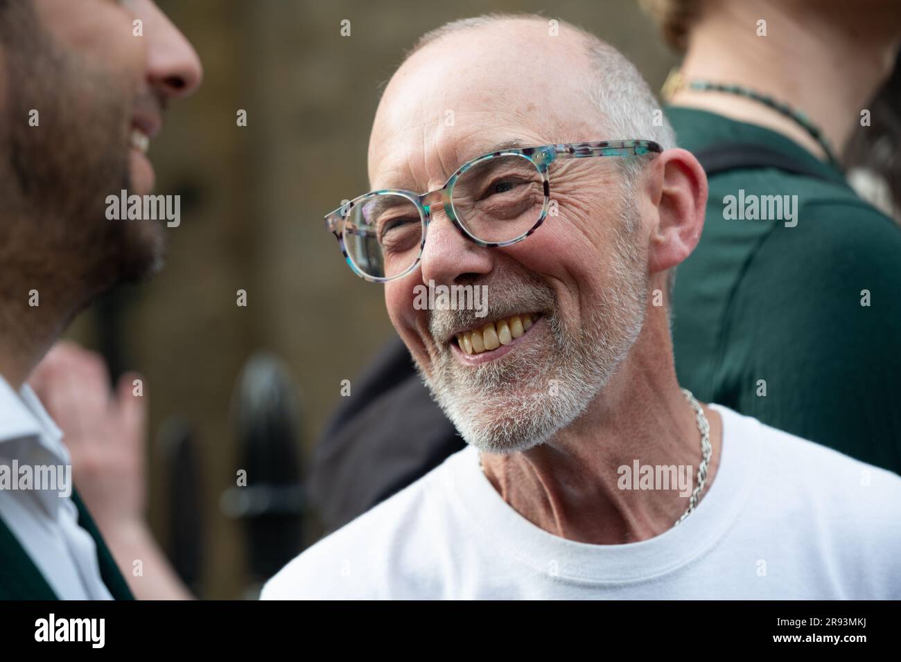 London, Großbritannien. 23. Juni 2023. Ein Mitglied der Solidaritätsgruppe „Lesbians and Gay Support the Miners“ aus den 1980er Jahren chattet während eines Fossil Free Pride-Protests außerhalb der LGBT Awards-Zeremonie in der Brauerei in der City of London gegen die Unterstützung der Preise durch Firmensponsoren. Anfang dieser Woche haben die Organisatoren die Ölgesellschaften Shell und BP fallen gelassen, nachdem mehrere prominente Gäste angekündigt hatten, dass sie nicht an Auszeichnungen teilnehmen würden, die von Aktivisten als „Klimaschutzkriminelle“ bezeichnet werden. Kredit: Ron Fassbender/Alamy Live News Stockfoto