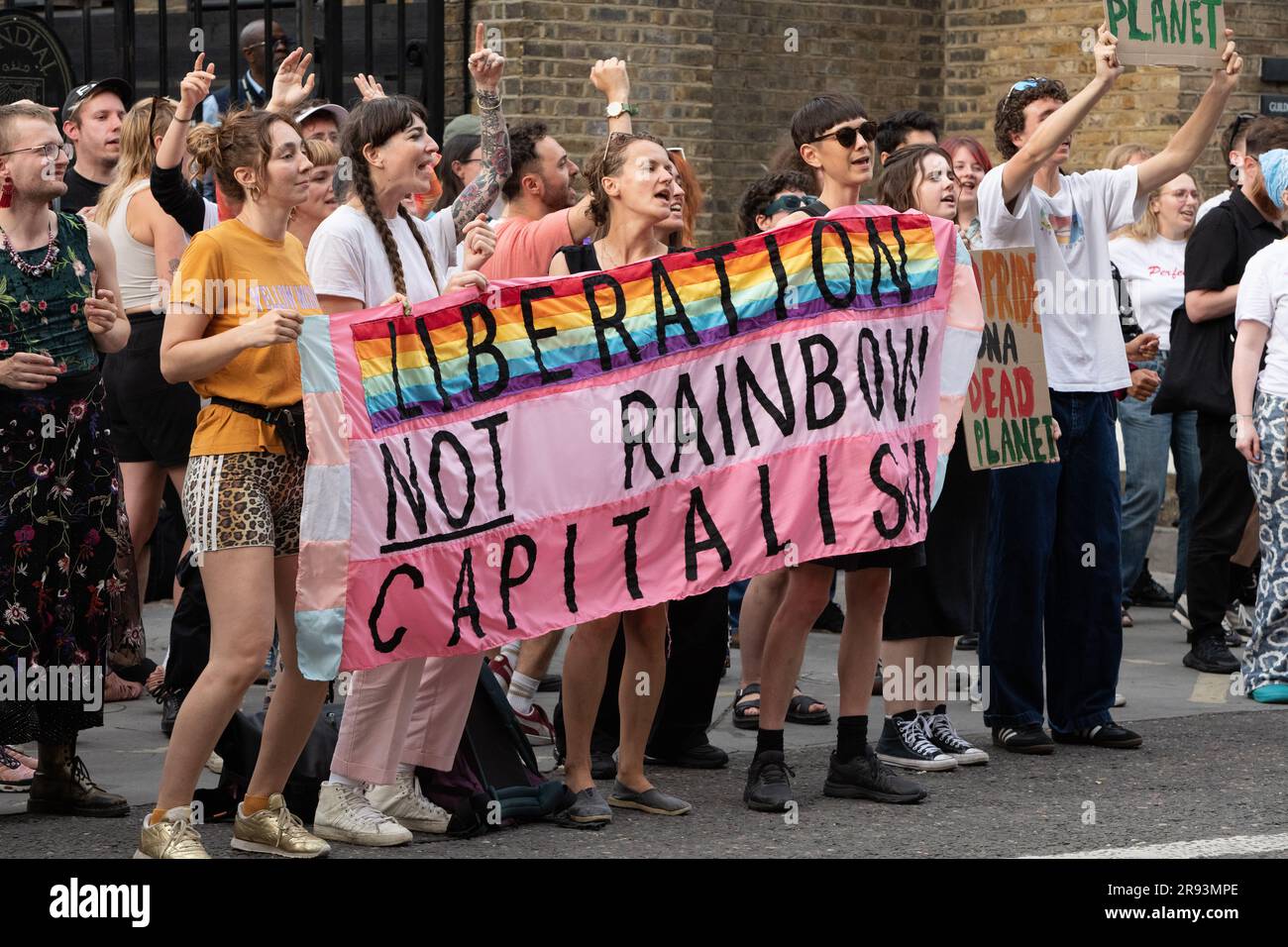 London, Großbritannien. 23. Juni 2023. Aktivisten von Fossil Free Pride protestieren vor der LGBT Awards-Zeremonie in der Brauerei in London lebhaft gegen die Unterstützung der Preise durch Unternehmenssponsoren. Anfang dieser Woche haben die Organisatoren die Ölgesellschaften Shell und BP fallen gelassen, nachdem mehrere prominente Gäste angekündigt hatten, dass sie nicht an Auszeichnungen teilnehmen würden, die von Aktivisten als „Klimaschutzkriminelle“ bezeichnet werden. Kredit: Ron Fassbender/Alamy Live News Stockfoto