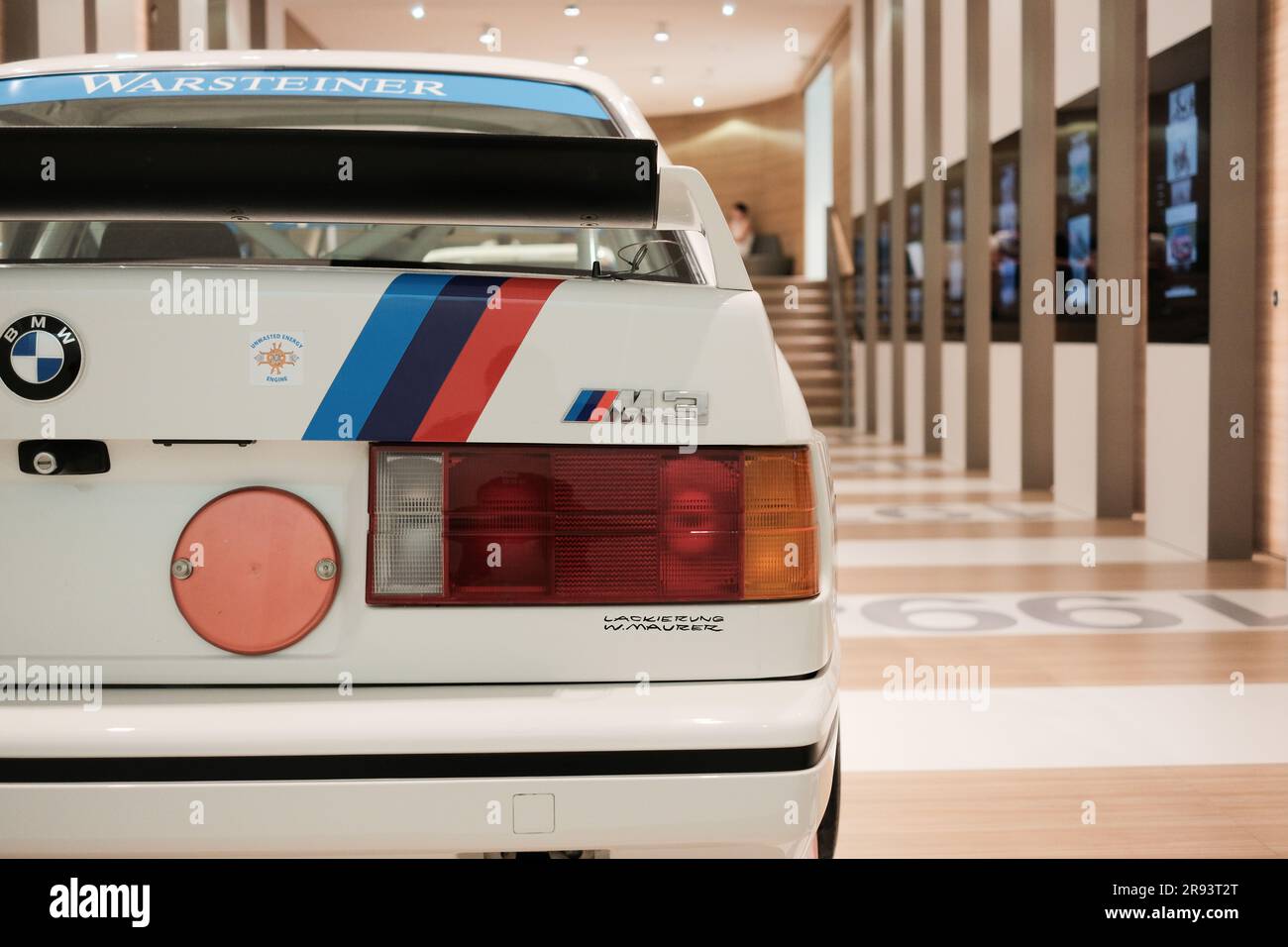München, Deutschland - 22. Juni 2023: 1989 BMW M3 Gruppe A DTM 2,3 Rennwagen im BMW Museum. Dieses Automuseum enthält BMW's Geschichte Stockfoto