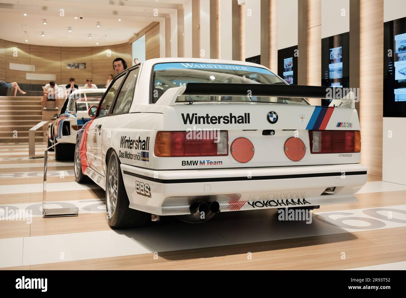 München, Deutschland - 22. Juni 2023: 1989 BMW M3 Gruppe A DTM 2,3 Rennwagen im BMW Museum. Dieses Automuseum enthält BMW's Geschichte Stockfoto
