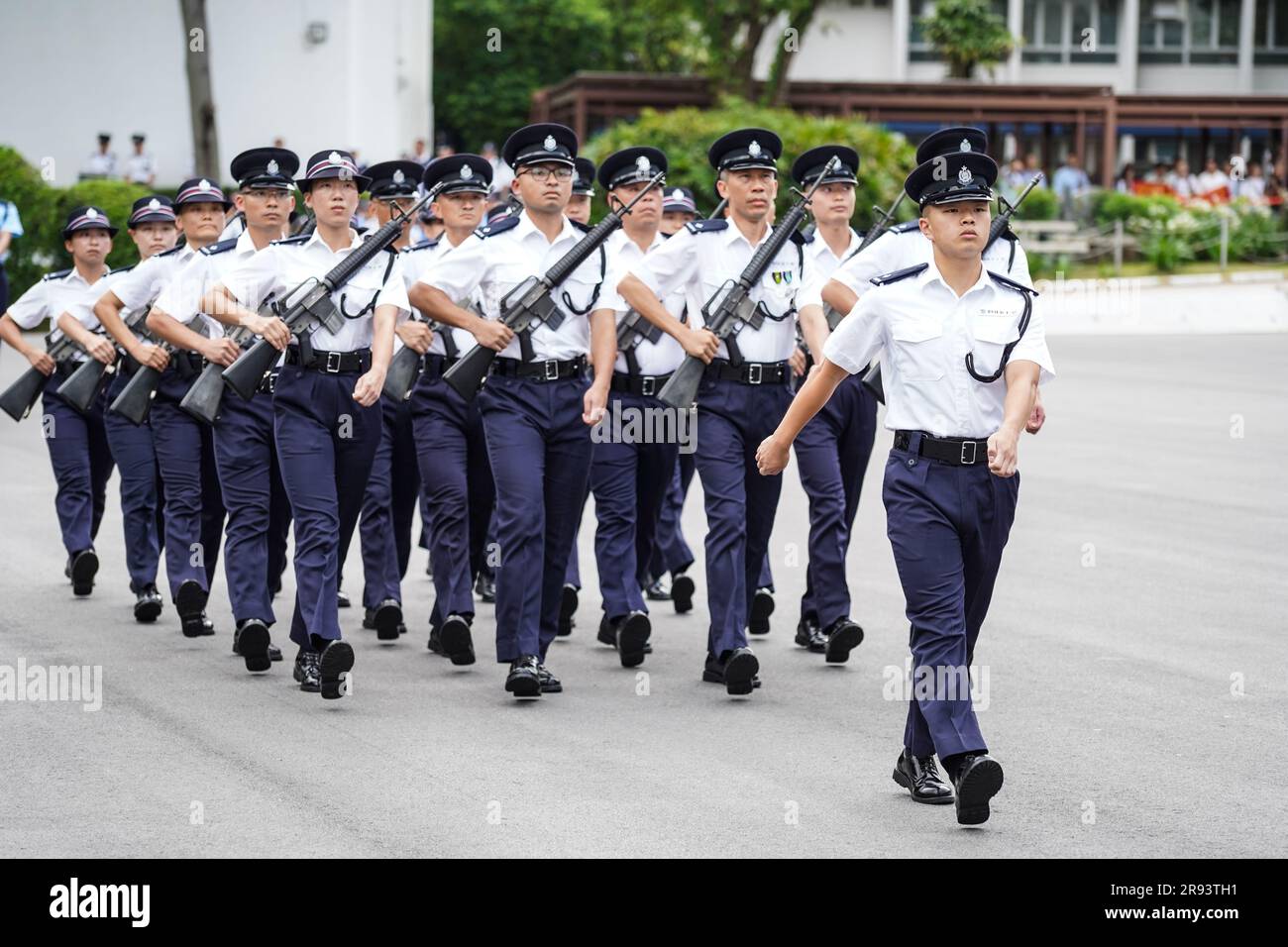 Die Polizisten marschieren während der Parade. Am Hong Kong Police College findet eine Polizeiparade statt. Mehr als hundert Polizisten haben diesen Monat ihren Abschluss am Police College gemacht. Die Parade symbolisiert, dass sie ihr Studium an der Polizeihochschule beendet haben und ab jetzt offizieller Polizist werden. Der stellvertretende Polizeikommissar (Operations), Herr Yuen Yuk-kin, war der Prüfer bei der ohnmächtigen Parade von Bewährungsinspektoren und Rekruten von Polizeibeamten. (Foto: Michael Ho Wai Lee / SOPA Images / Sipa USA) Stockfoto