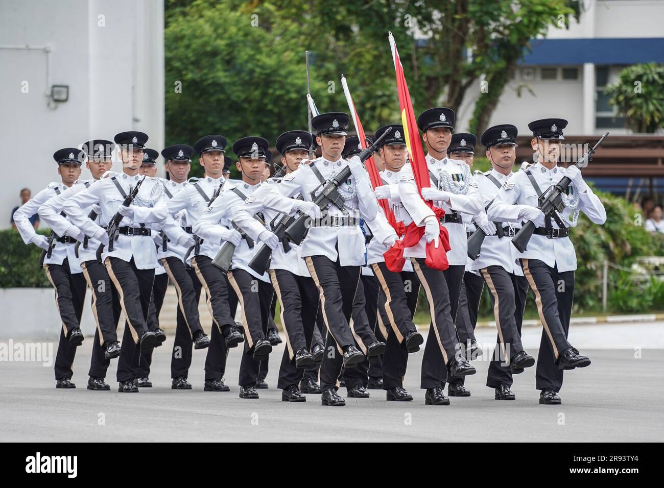 Die Polizisten marschieren mit den Flaggen Chinas und Hongkongs während der Parade. Am Hong Kong Police College findet eine Polizeiparade statt. Mehr als hundert Polizisten haben diesen Monat ihren Abschluss am Police College gemacht. Die Parade symbolisiert, dass sie ihr Studium an der Polizeihochschule beendet haben und ab jetzt offizieller Polizist werden. Der stellvertretende Polizeikommissar (Operations), Herr Yuen Yuk-kin, war der Prüfer bei der ohnmächtigen Parade von Bewährungsinspektoren und Rekruten von Polizeibeamten. (Foto: Michael Ho Wai Lee/SOPA Images/Sipa USA) Stockfoto