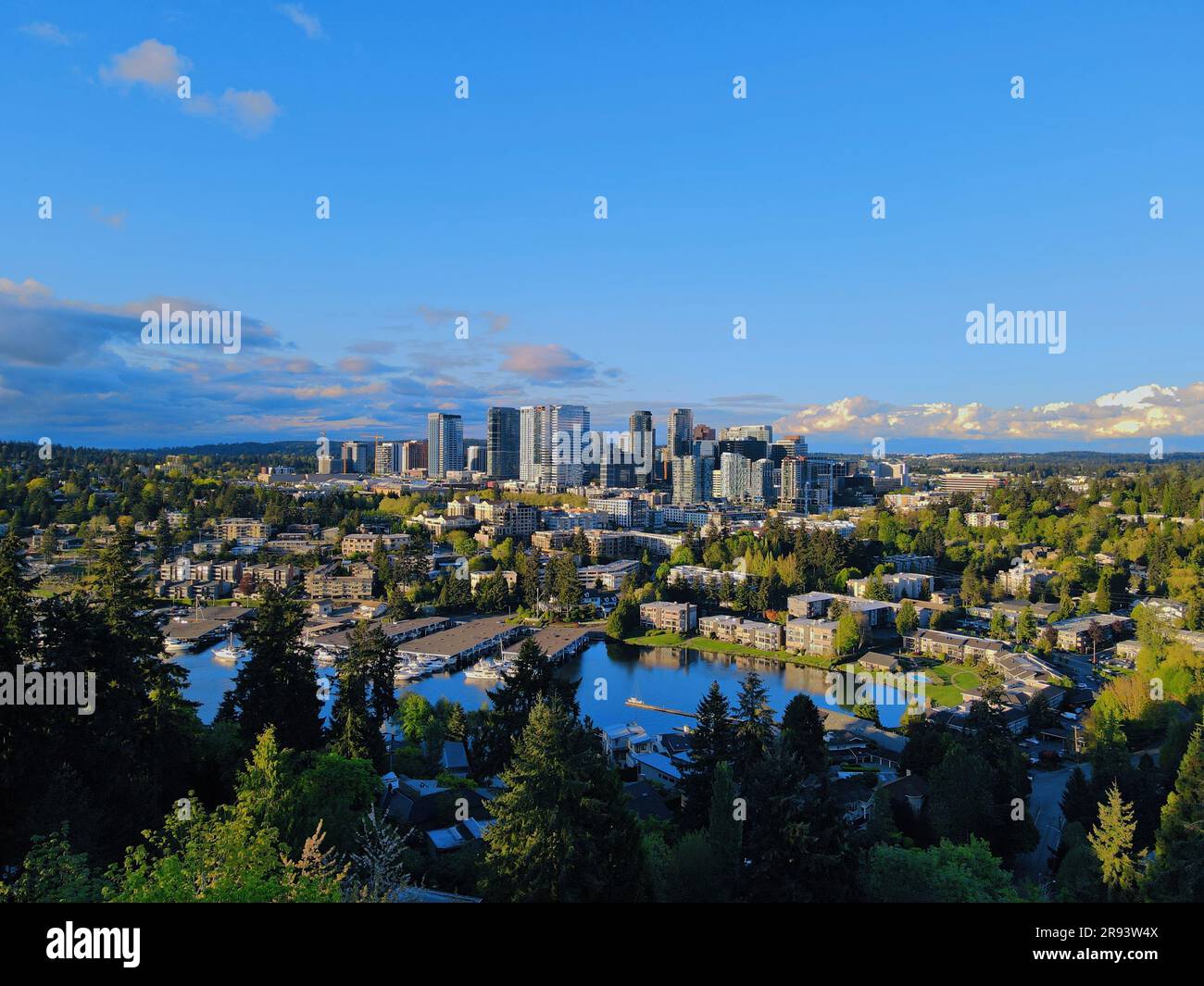 Das pulsierende Stadtbild von Bellevue, Washington, aus der Vogelperspektive Stockfoto