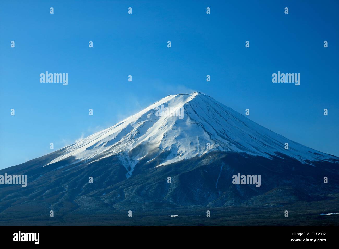 Mt. Fuji mit Schneeflocken vom Kawaguchi-See Stockfoto