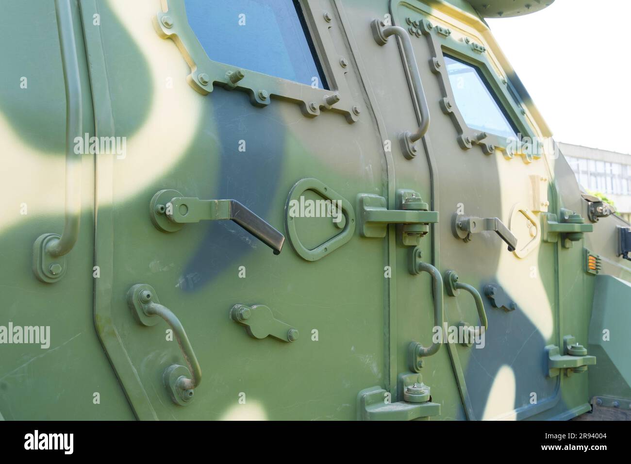 Seitenansicht der Türen des getarnten modernen gepanzerten Fahrzeugs Stockfoto
