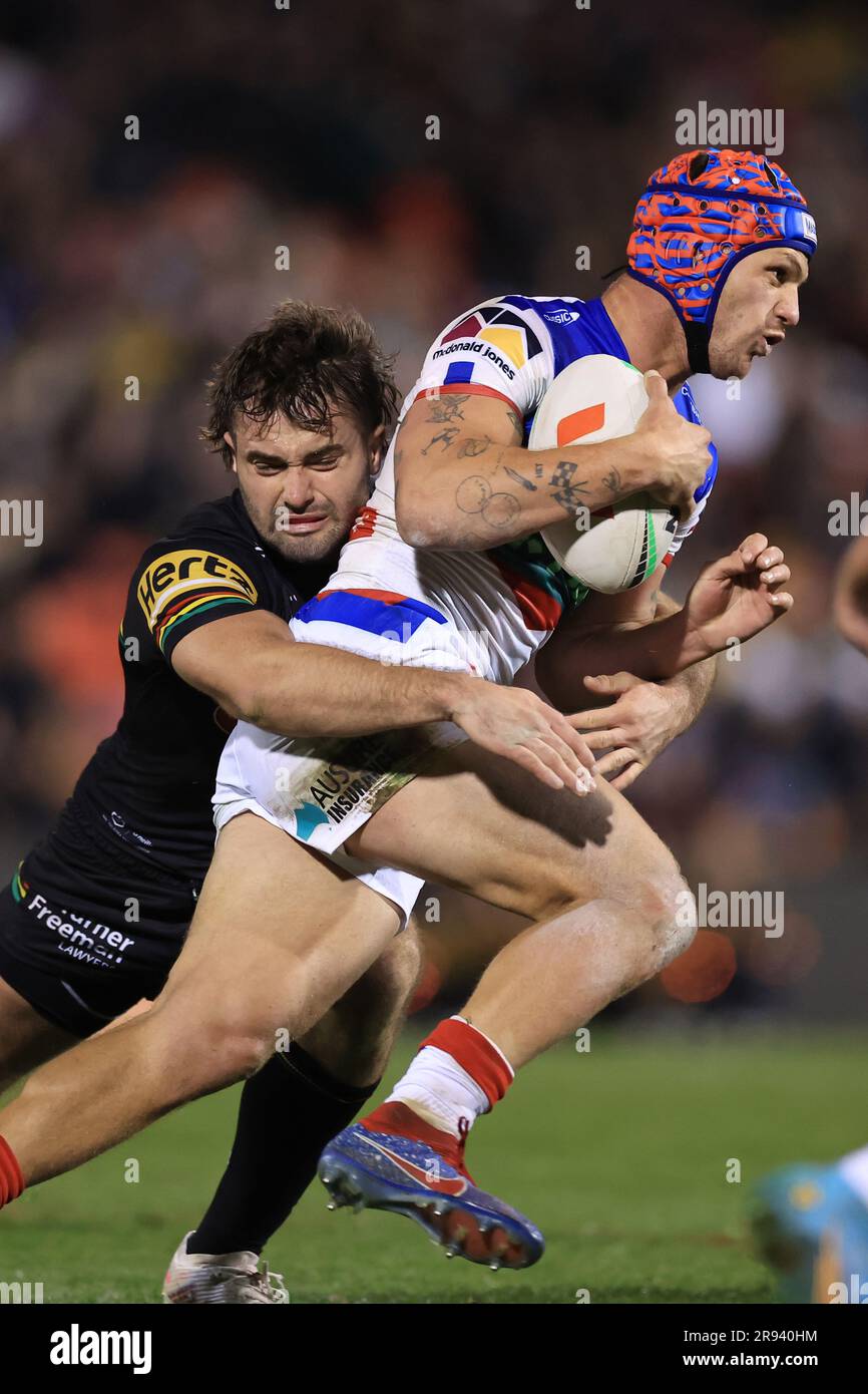 Sydney, Australien. 24. Juni 2023. Kalyn Ponga of the Knights wird vom Jaeman Salmon of the Panthers während des NRL-17-Spiels zwischen den Penrith Panthers und den Newcastle Knights im BlueBet Stadium in Sydney angegriffen, Samstag, den 24. Juni 2023. (AAP Image/Mark Evans) KEINE ARCHIVIERUNG, NUR REDAKTIONELLE VERWENDUNG Kredit: Australian Associated Press/Alamy Live News Stockfoto