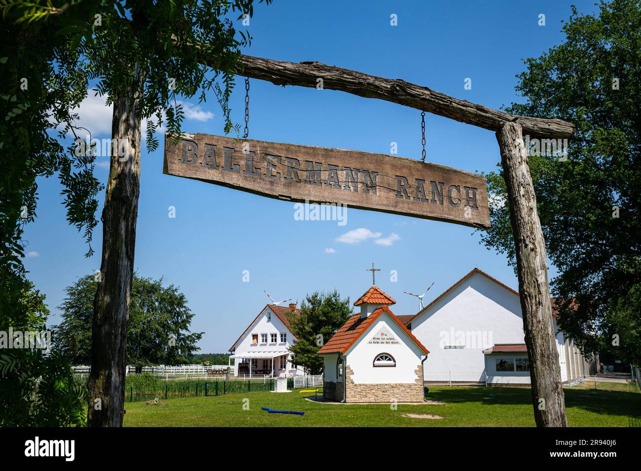 12. Juni 2023, Niedersachsen, Scholen: Das Schild am Tor zur Ballermann Ranch. André Engelhardt verdient seit 1995 mit einem Wort Geld. Bis heute profitiert er von „Ballermann-Partys“, Ballermann-Radio und vielem mehr. Ein großer Teil davon geht an einen guten Zweck. Foto: Sina Schuldt/dpa Stockfoto