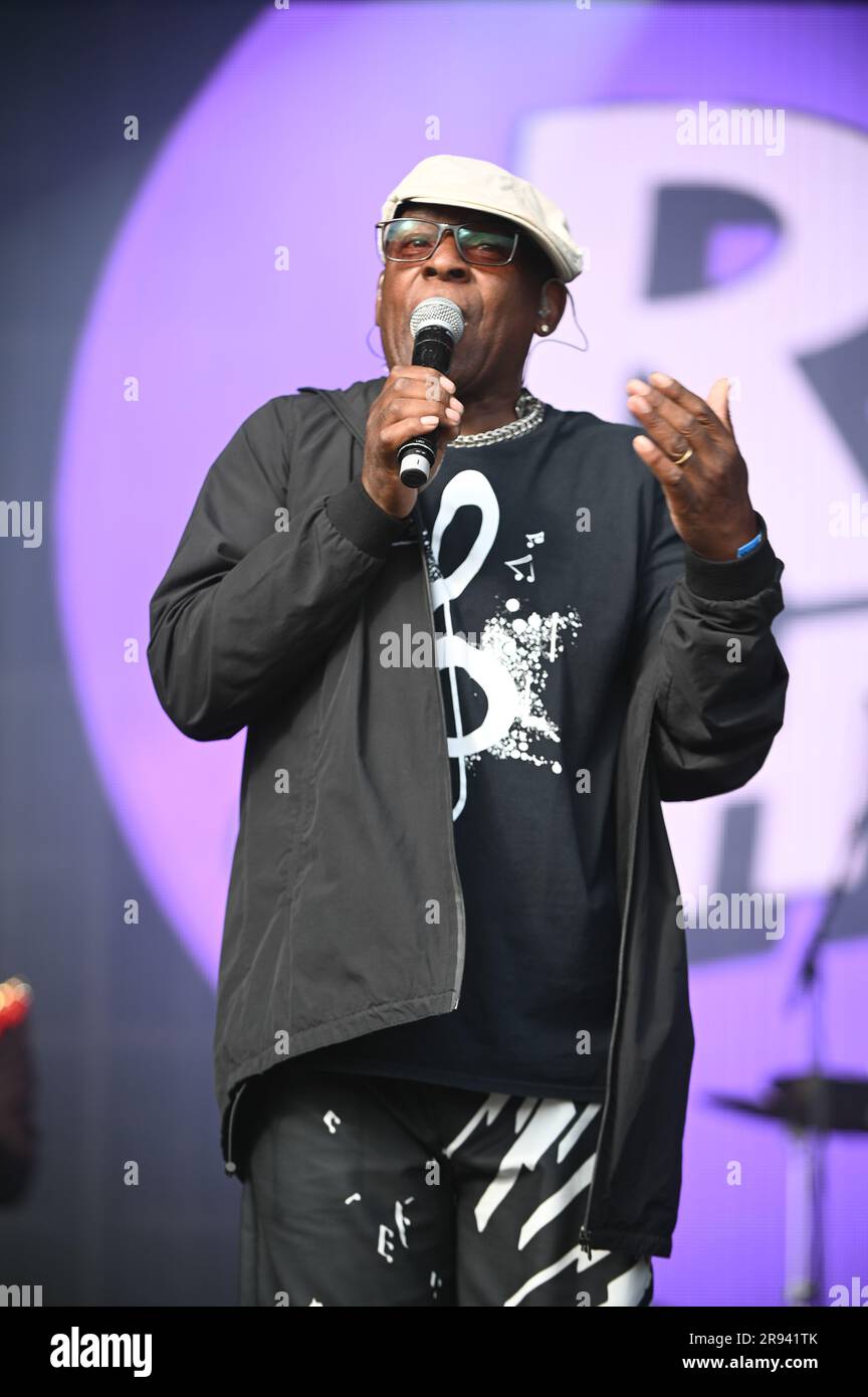 Chris Amoo von The Real Thing British Band tritt beim Lets Rock Leeds Festival 80s in Leeds auf. Stockfoto