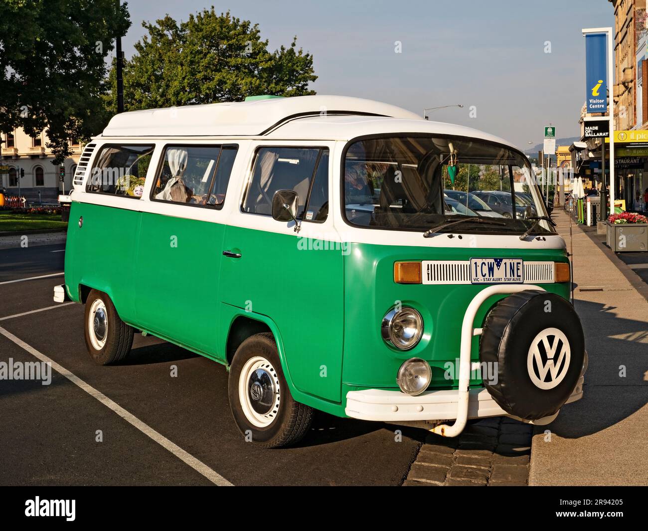 Ballarat Australien / Ein klassischer Volkswagen-Campervan vor dem Ballarat Tourist Visitor Centre in der Sturt Street Ballarat. Stockfoto