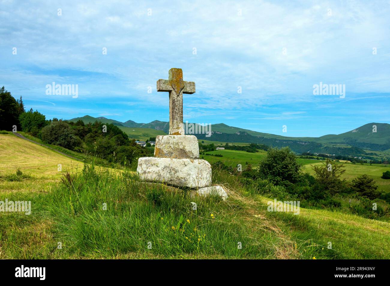 Das Herz ist auf ein Steinkreuz geschnitzt. Auvergne Volcanoes Natural Park. Puy de Dome. Auvergne Rhone Alpes. Frankreich Stockfoto