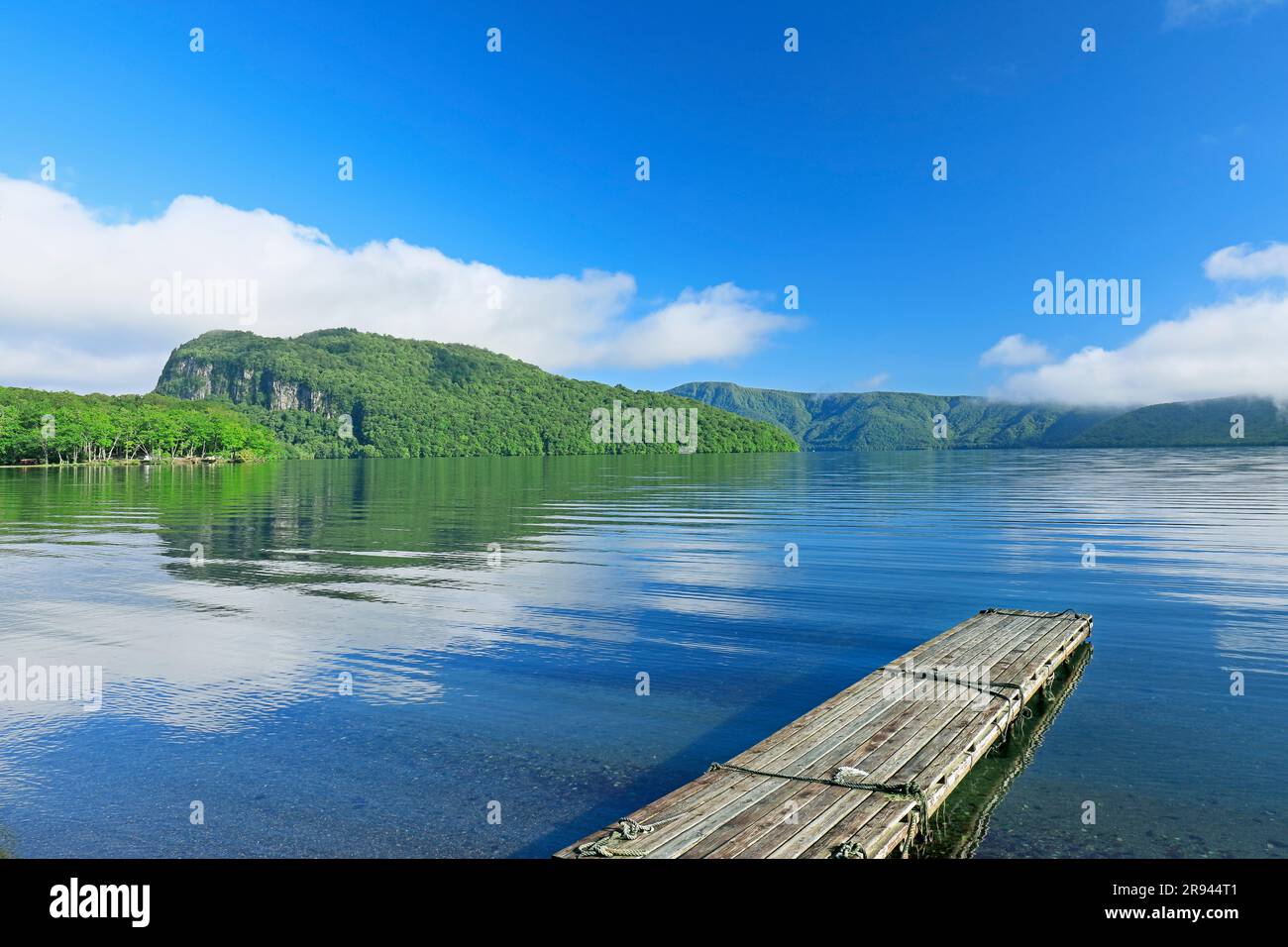 Towada-See im Frühsommer Stockfoto