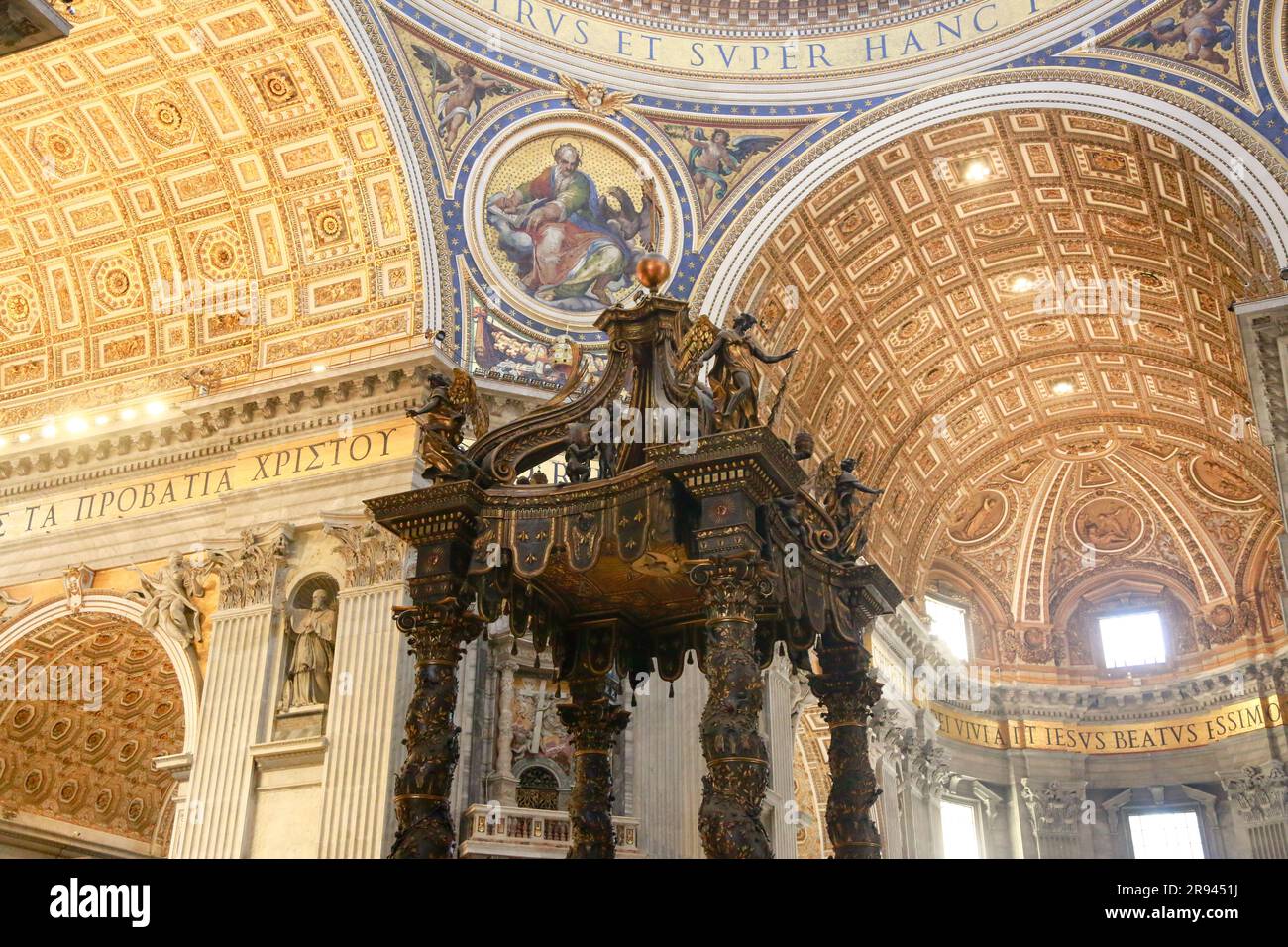 Goldene historische Innenräume des Petersdoms mit Bernini-Turm, in der Vatikanstadt in Rom, Italien Stockfoto