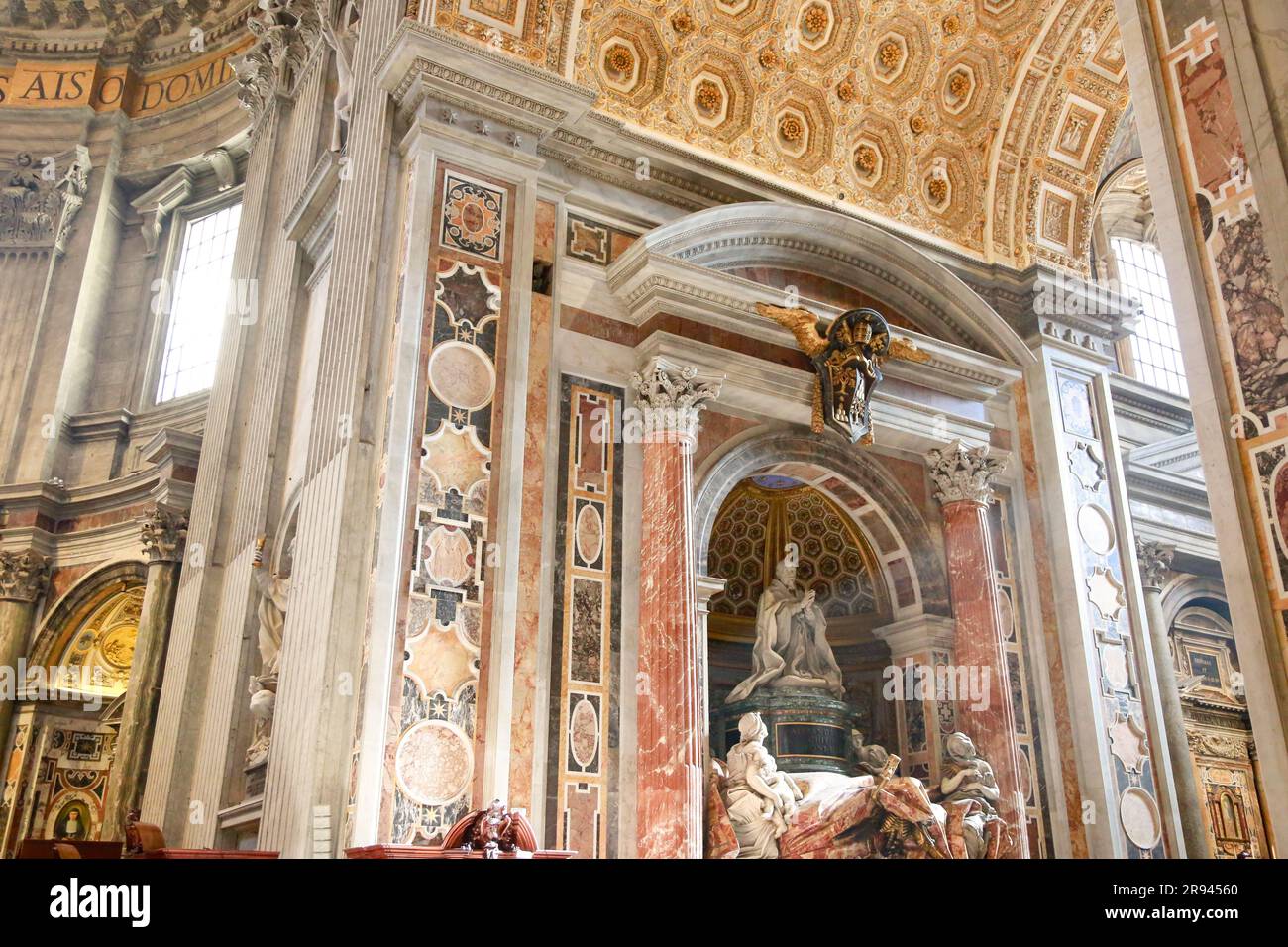 Goldene historische Innenräume des Petersdoms mit Bernini-Turm, in der Vatikanstadt in Rom, Italien Stockfoto