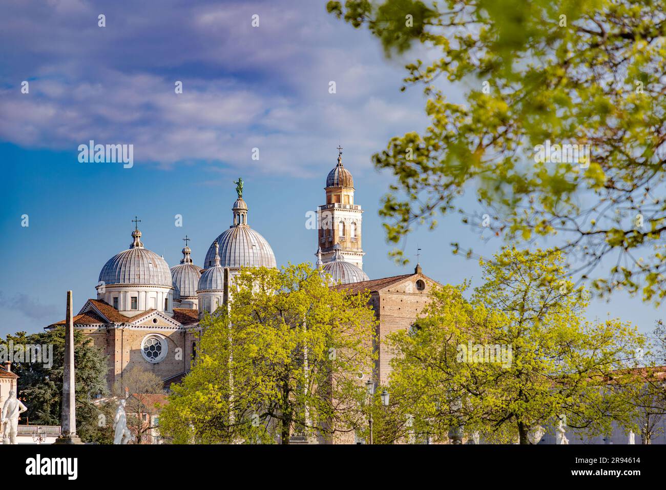 Die Abtei Santa Giustina ist eine Benediktinerklosteranlage aus dem 10. Jahrhundert, die sich vor dem Prato della Valle im Zentrum von Padua, Veneto, Italien, befindet. Stockfoto