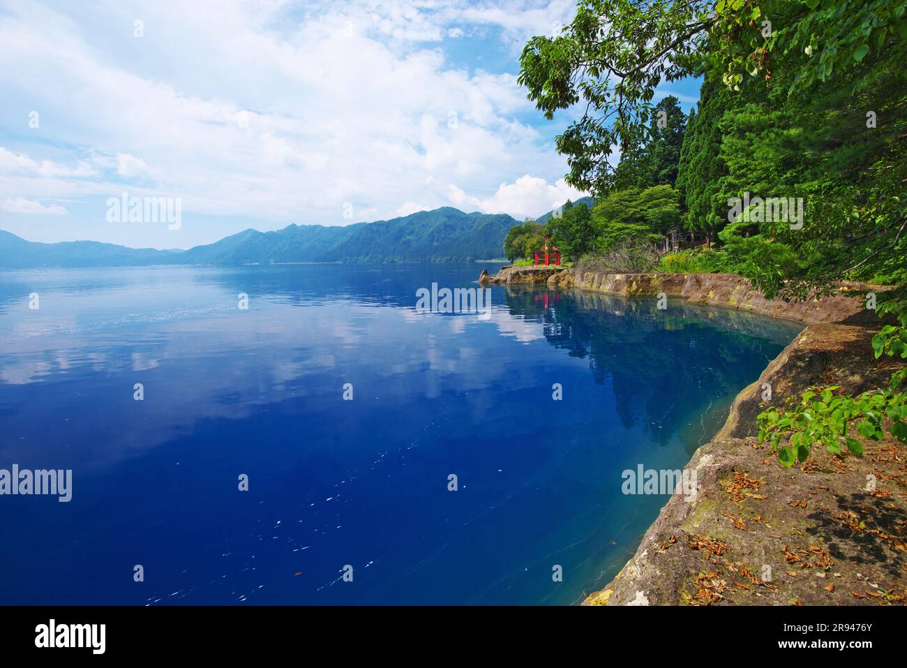 Tazawa-See und Torii-Tor des Ozaishi-Schreins Stockfoto