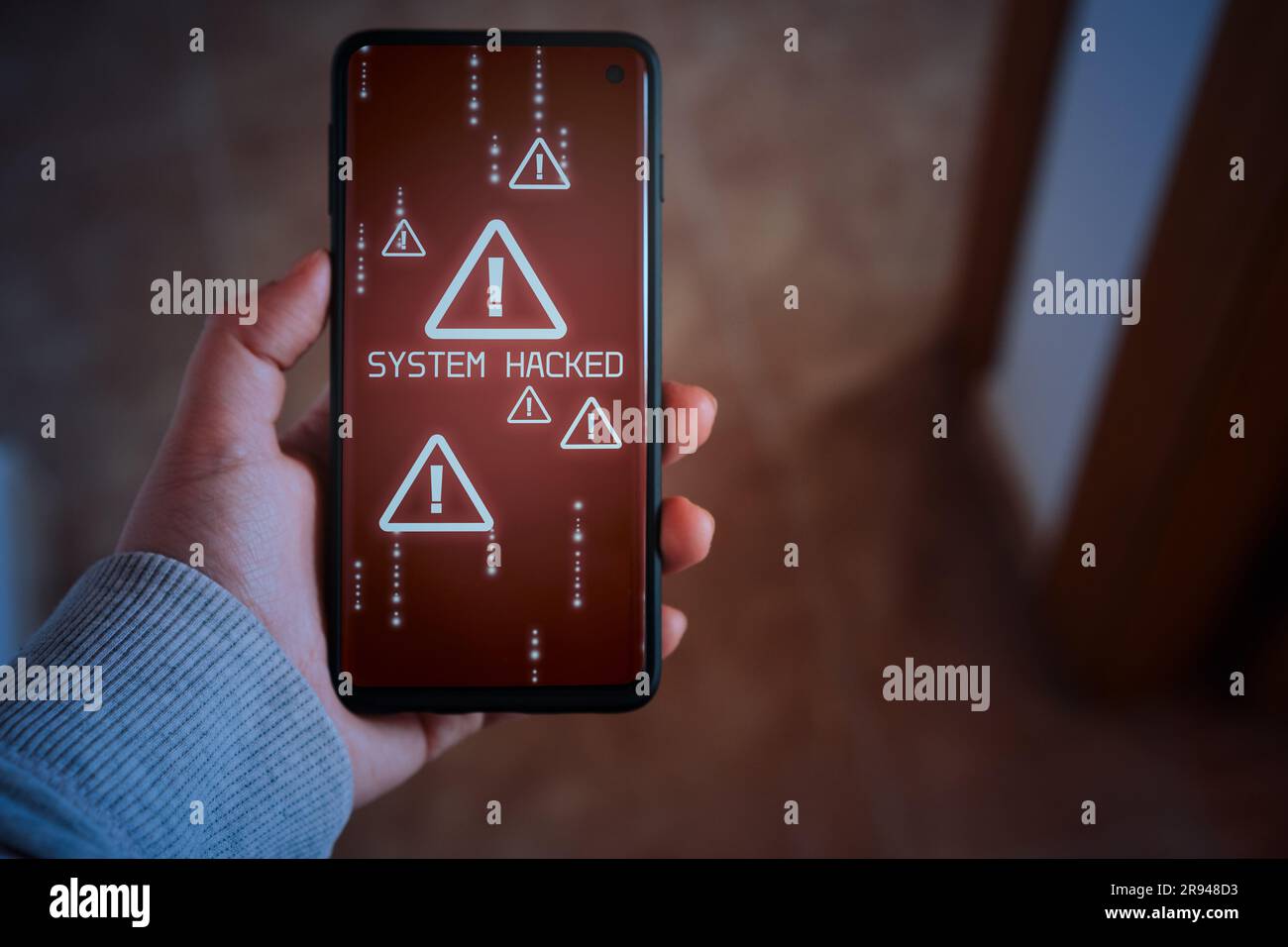 Frau zeigt Smartphone mit System-Hacker-Alarm auf dem Bildschirm. Kompromittiertes Informationskonzept. Internetvirus Cybersicherheit und Cyberkriminalität. Stockfoto