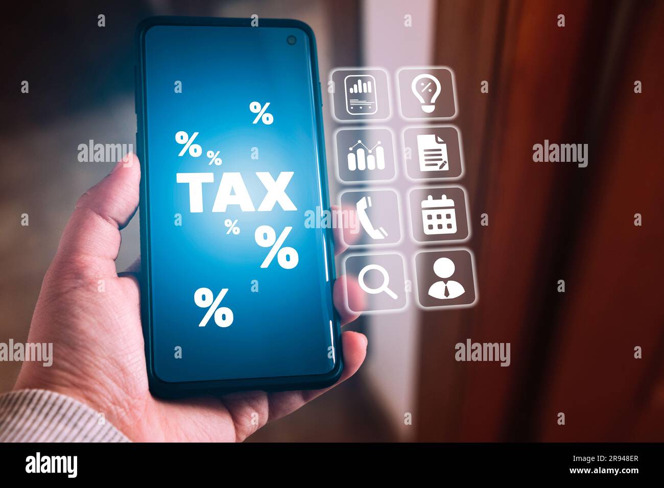 Frau verwendet Smartphone, um Steuerermäßigungen zu berechnen. Planungskonzept für Steuerabzüge. Einkommens- und Grundsteuer. Hypothekenzinsen und Geschäftsaufwendungen. Stockfoto