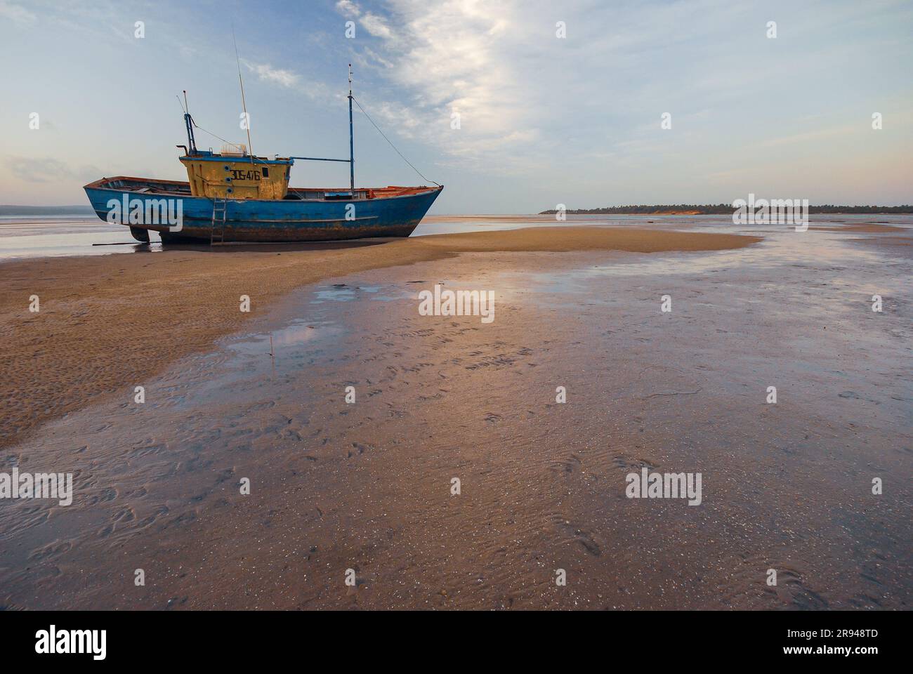 Inhambane, Mosambik - 12. 2009. Oktober: Foto eines stillgelegten Schiffes bei Ebbe, aufgenommen bei Sonnenuntergang. Stockfoto