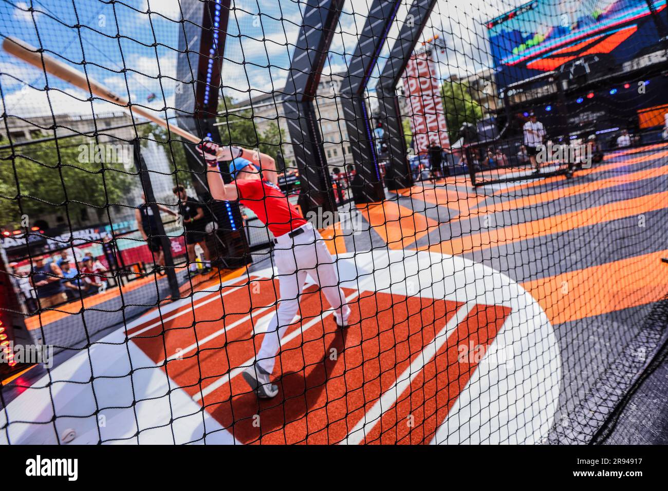 London, Großbritannien. 24. Juni 2023. Baseball kommt zum Trafalgar Square, das Herzstück des Fan Festivals ist das MLB Home Run Derby X Cage, wo Baseballs von Profis getroffen wurden.Paul Quezada-Neiman/Alamy Live News Credit: Paul Quezada-Neiman/Alamy Live News Stockfoto