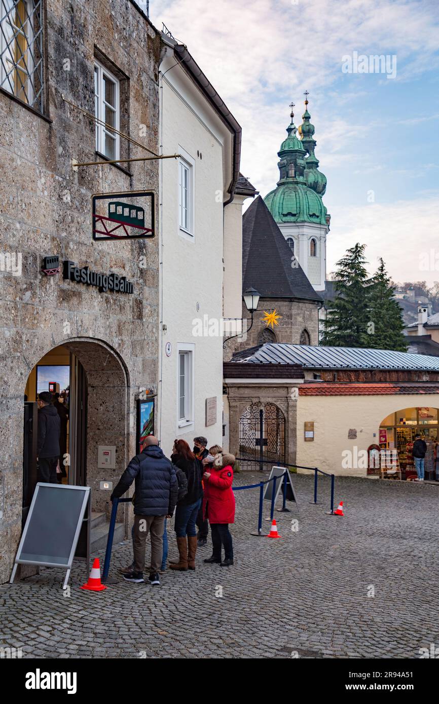 Salzburg, Österreich - 27. DEZEMBER 2021: Die Festungsbahn ist eine Seilbahn, die Zugang zur Festung Hohensalzburg bietet und die Festung mit Festun verbindet Stockfoto