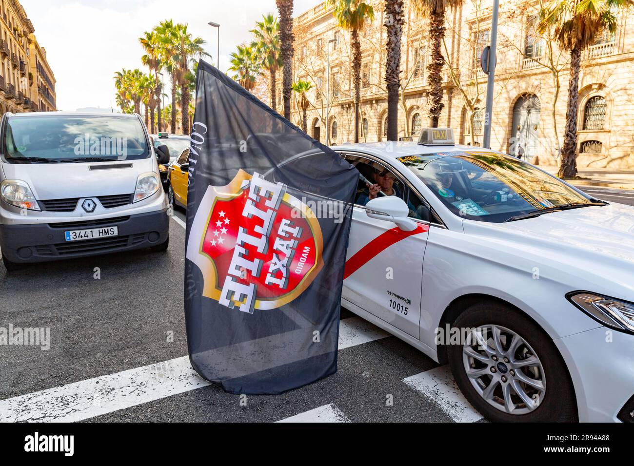 Barcelona, Spanien - 10. FEBRUAR 2022: Taxifahrer protestieren gegen Uber, die Online-Transport-App, in den Straßen von Barcelona, Katalonien, Spanien. Stockfoto