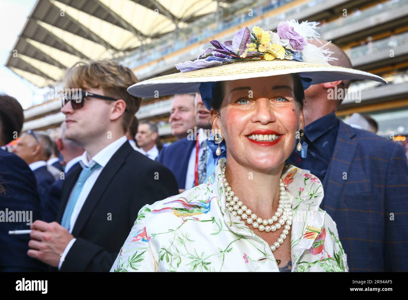 Ascot, Berkshire, Großbritannien. 23. Juni 2023. Eine Rennfahrerin in viktorianischem Blumenkleid und Hut im Royal Ascot am vierten Tag des Pferderennveranstalters. Kredit: Imageplotter/Alamy Live News Stockfoto