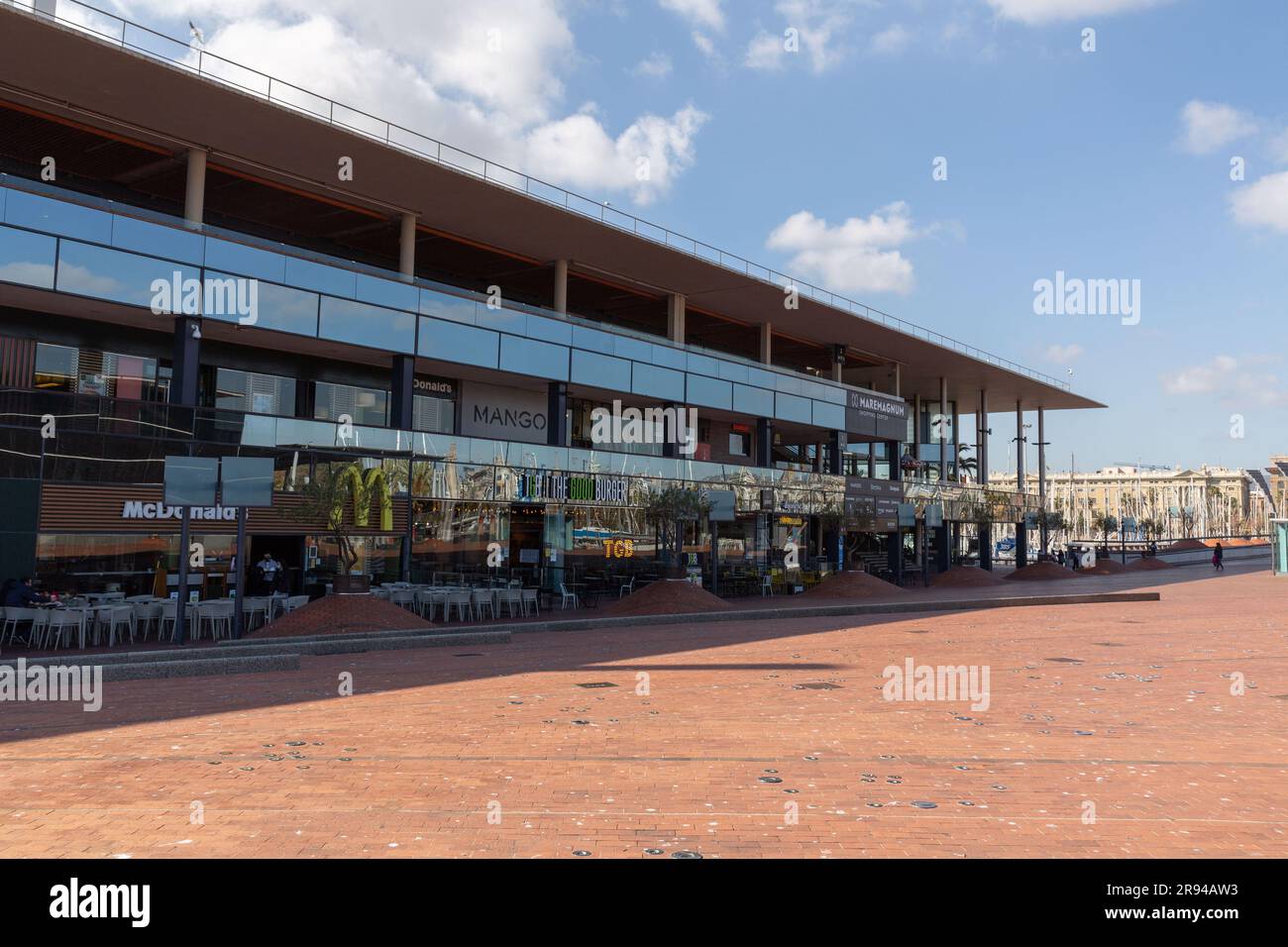 Barcelona, Spanien - 10. FEBRUAR 2022: Das Einkaufszentrum Maremagnum verbindet sich mit dem Marina Port Vell in Barcelona, Spanien. Stockfoto